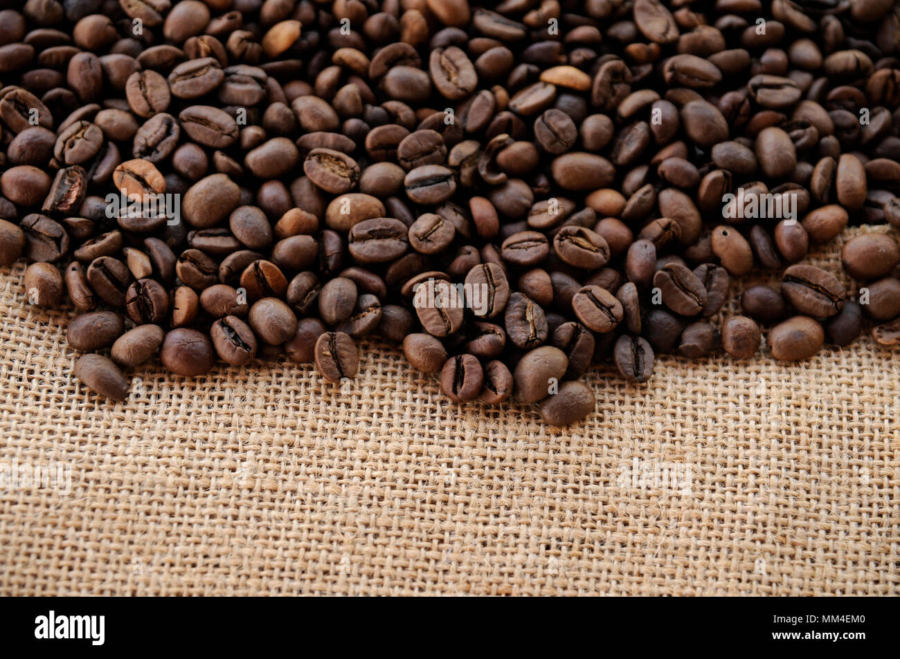 I chicchi di caffè sfondo, closeup sulla borsa marrone Foto Stock