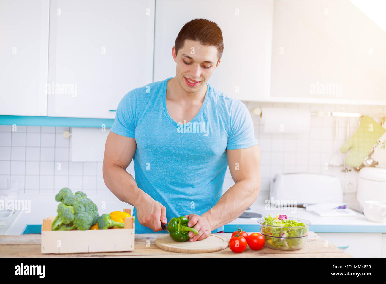 La preparazione di alimenti verdure tagliate giovane pasto salutare cucina mangiare copyspace spazio copia Foto Stock