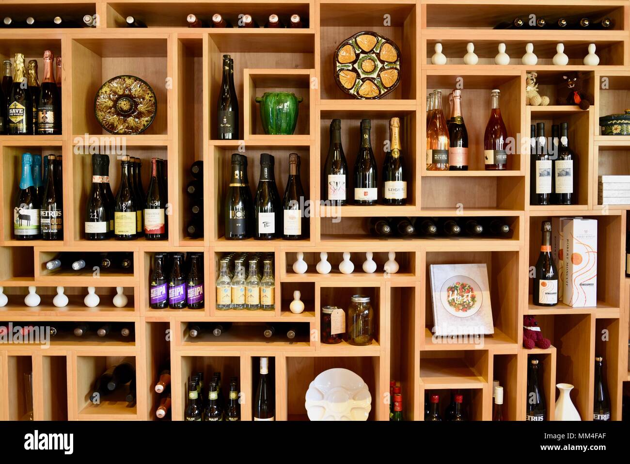 Elegante parete in legno Scaffali la visualizzazione di vini pregiati,  articoli da regalo, piastre e libri