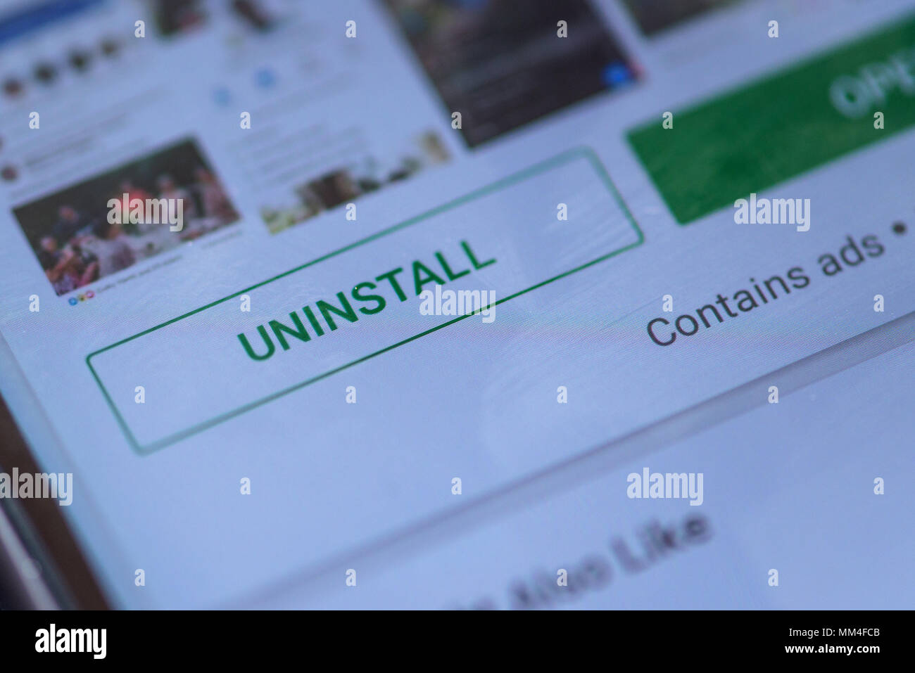 NOVI SAD SERBIA - 8 Maggio 2018: disinstallare app Facebook per smartphone Android su Sony Experia Z5 mobile da Google Play Store. Questa applicazione ha Foto Stock
