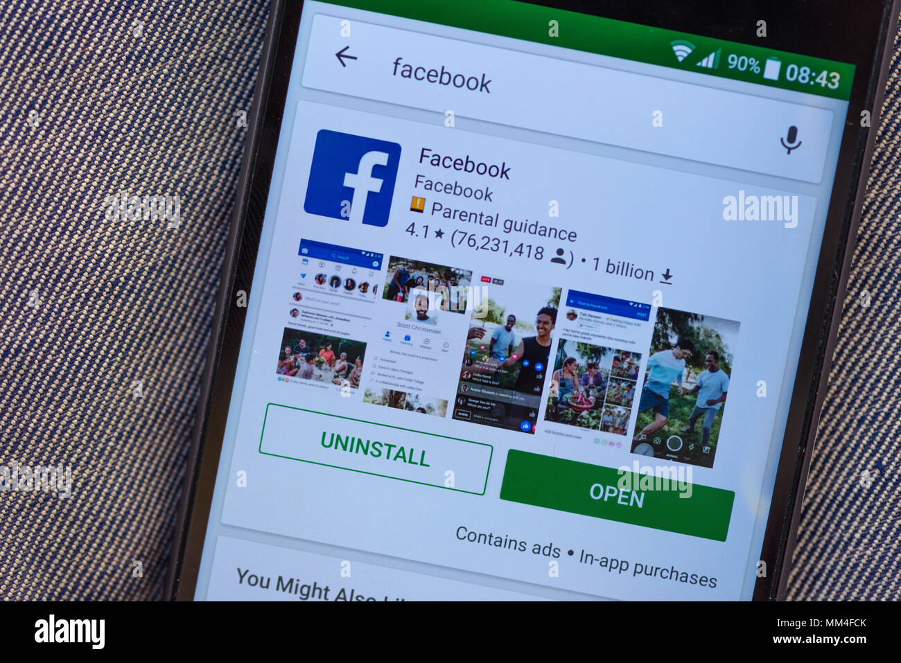 NOVI SAD SERBIA - 8 Maggio 2018: disinstallare app Facebook per smartphone Android su Sony Experia Z5 mobile da Google Play Store. Questa applicazione ha Foto Stock