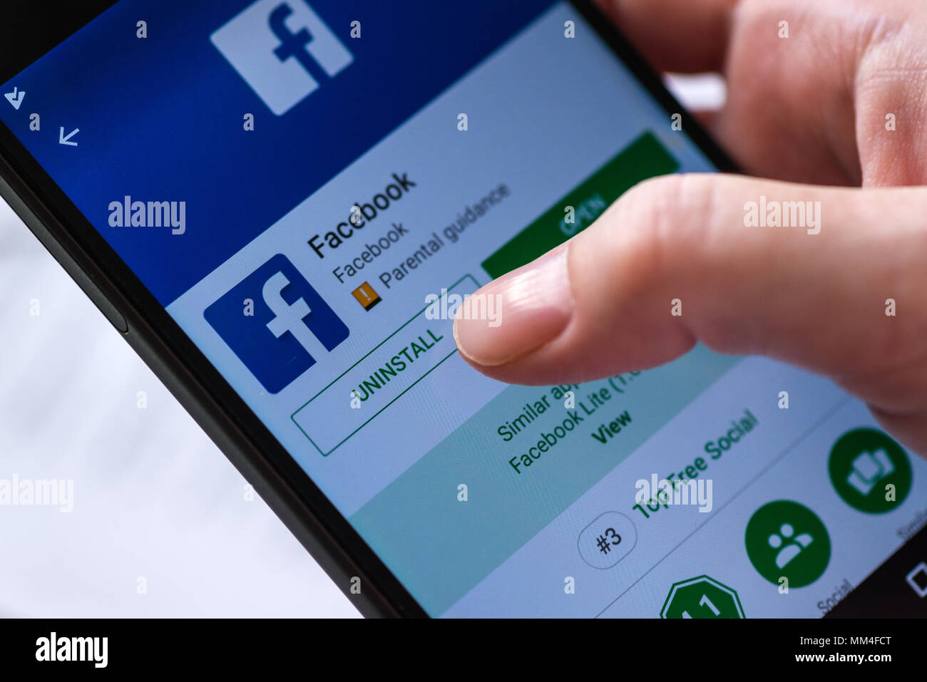 NOVI SAD SERBIA - 8 Maggio 2018: disinstallare app Facebook per smartphone Android su Sony Experia Z5 mobile da Google Play Store. Questa applicazione ha Foto Stock