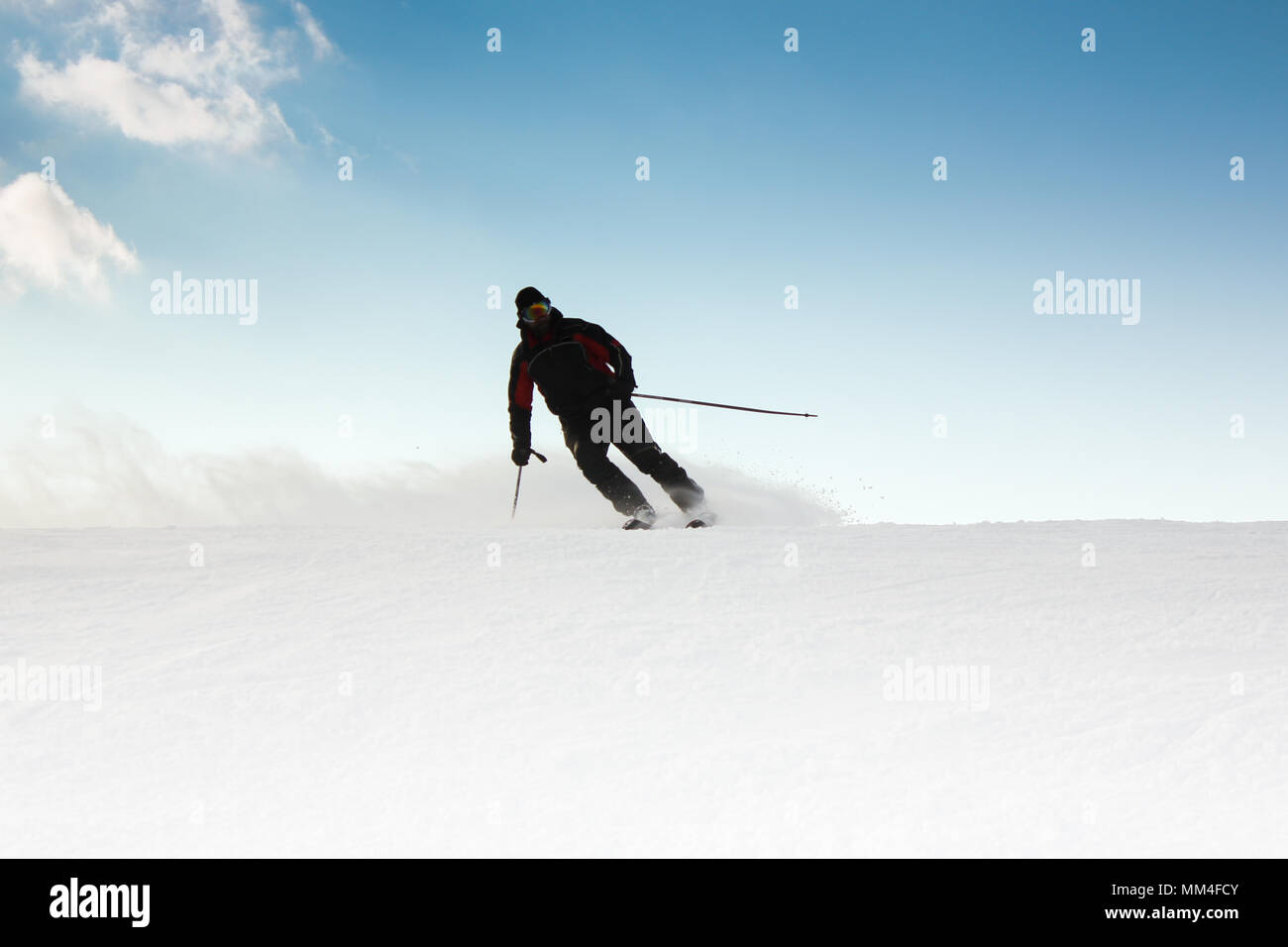 Sciatore su pista in discesa in esecuzione Foto Stock