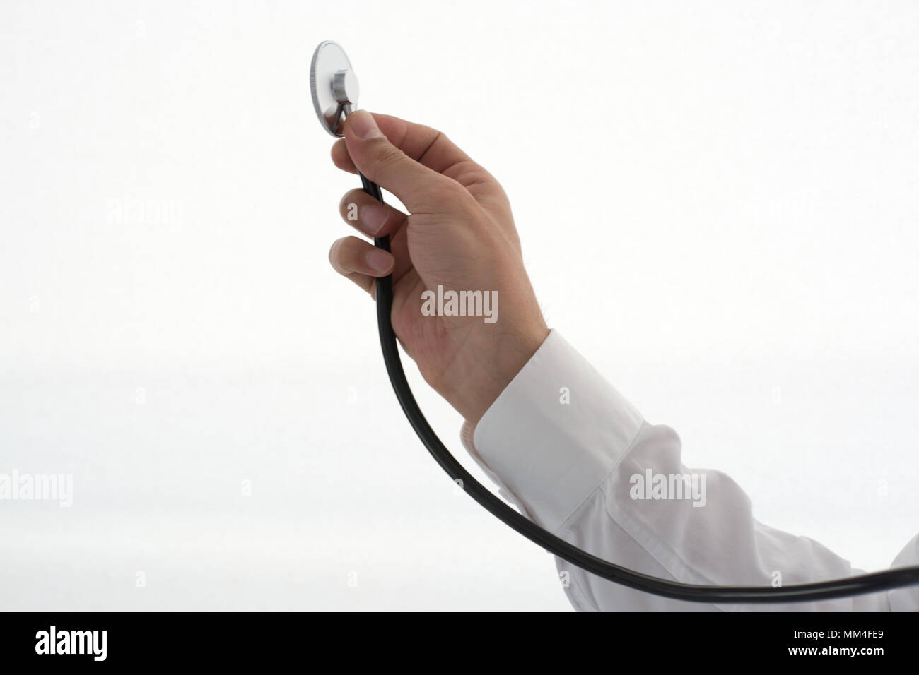 Uno stetoscopio su sfondo bianco Foto Stock