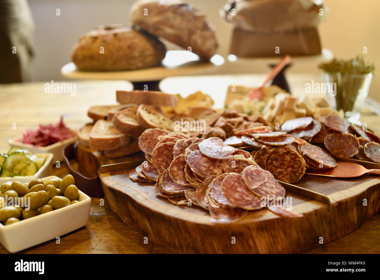 Salumi, formaggi, olive e verdure sottaceto, pane fresco sul display per la degustazione di vino presso La Bergerie mercato artigianale Fredericksburg, Texas, Stati Uniti d'America Foto Stock