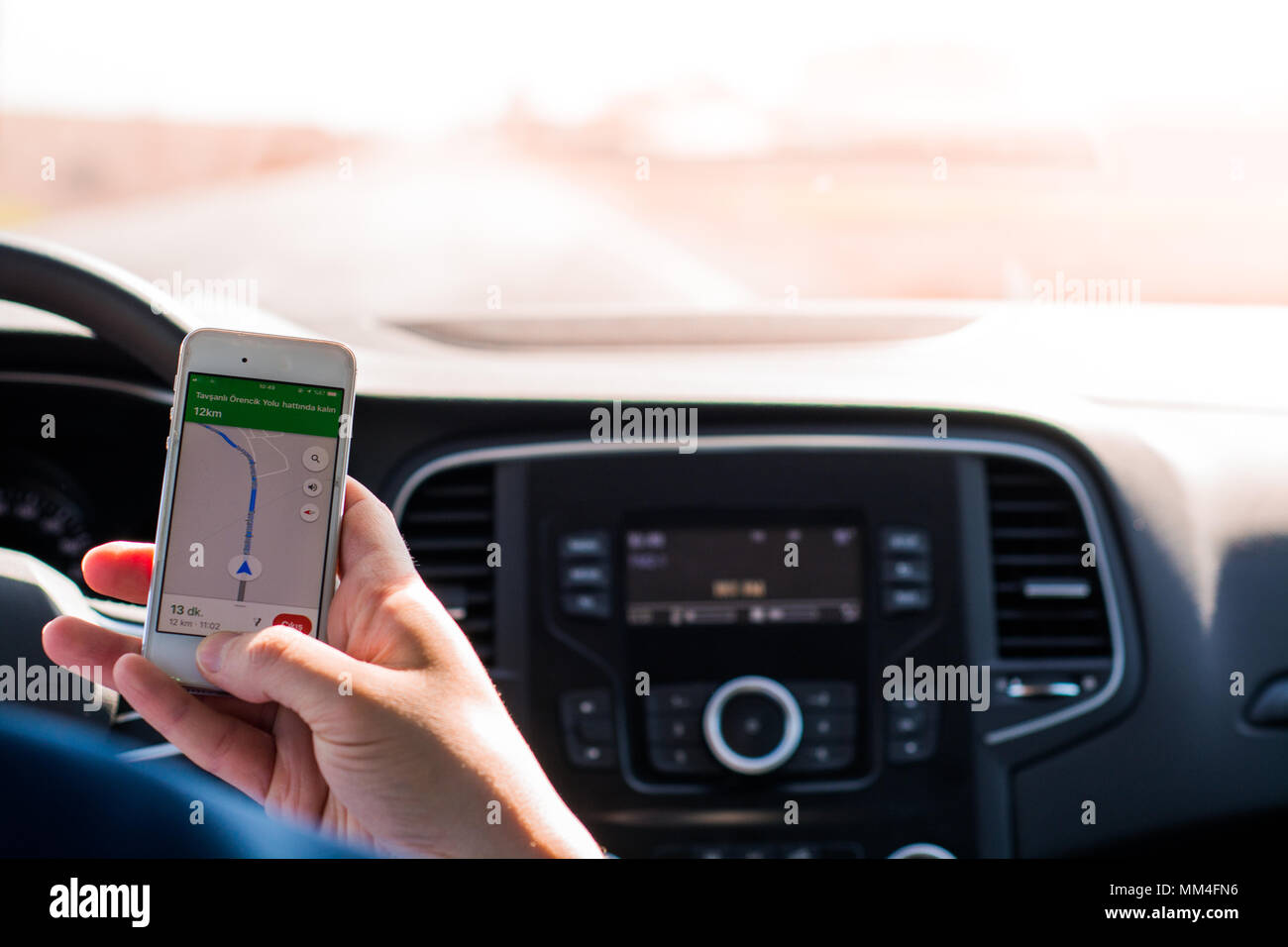 Utilizzando il telefono cellulare in auto Foto Stock
