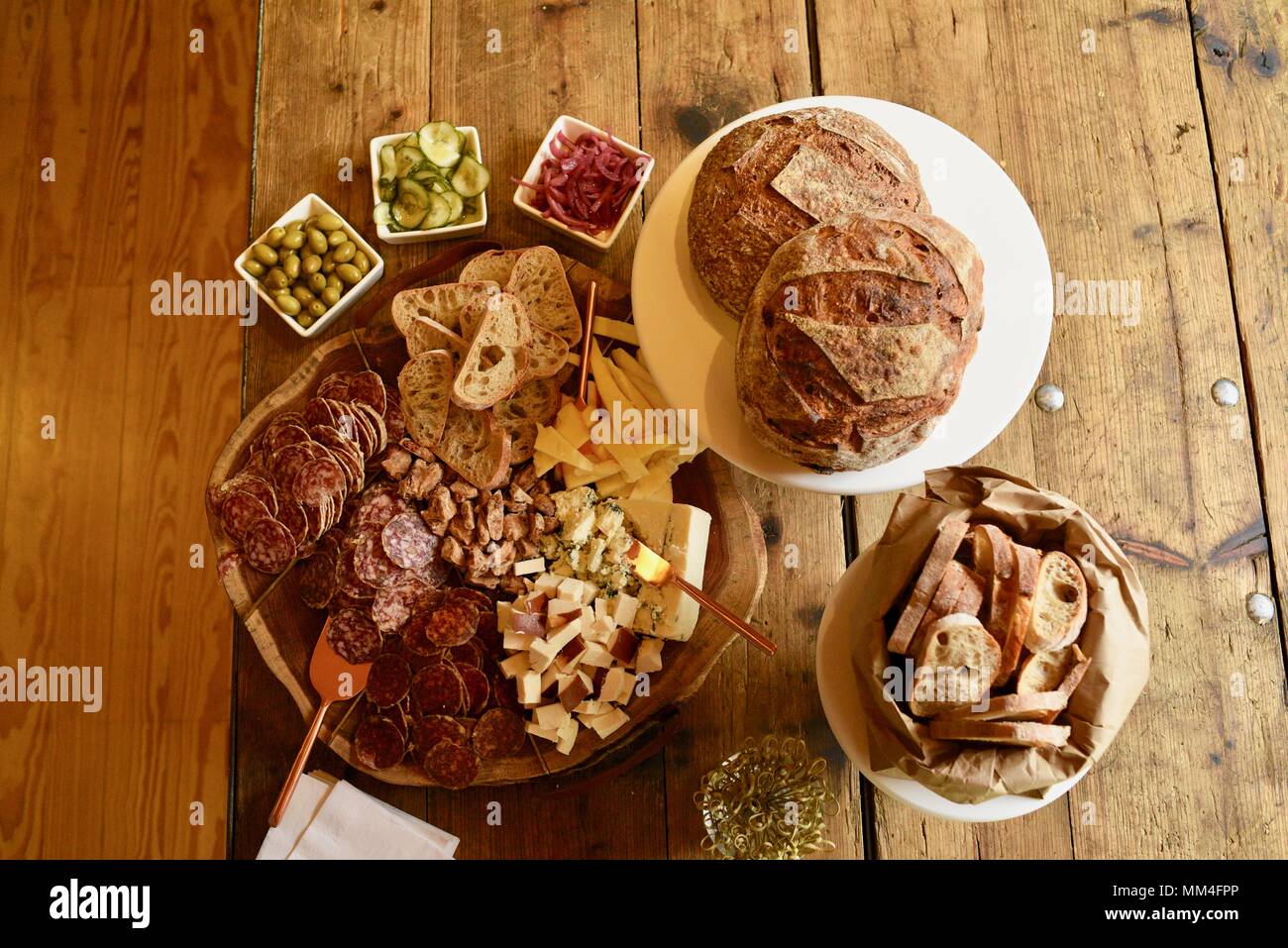 Salumi, formaggi, olive e verdure sottaceto, pane fresco sul display per la degustazione di vino presso La Bergerie mercato artigianale Fredericksburg, Texas, Stati Uniti d'America Foto Stock