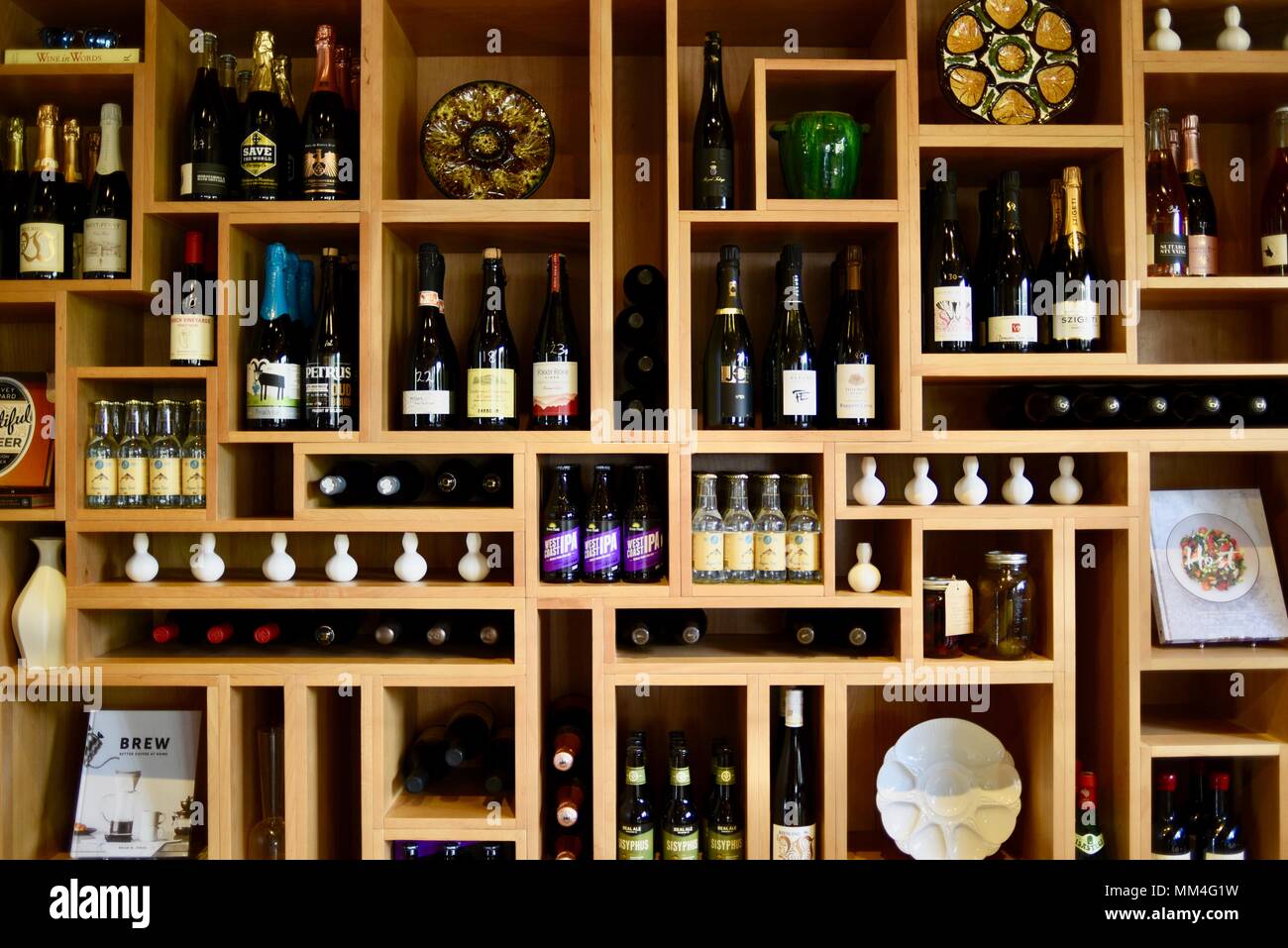 Elegante parete in legno Scaffali la visualizzazione di vini pregiati, articoli da regalo, piastre e libri di cucina per la vendita, La Bergerie, mercato artigianale, Fredericksburg, Texas, Stati Uniti d'America Foto Stock