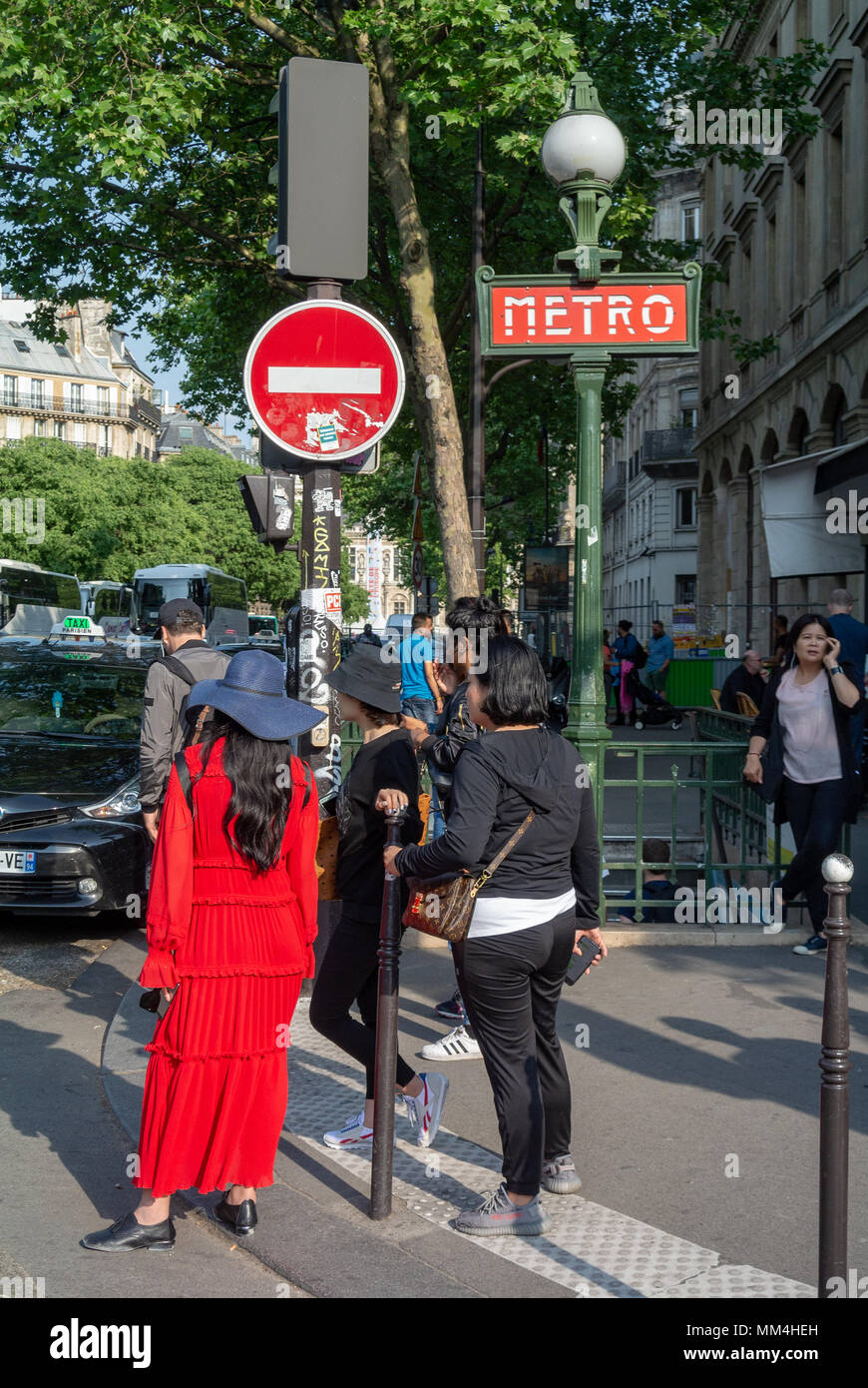 La gente intorno all'entrata della stazione della metropolitana, Parigi, Francia Foto Stock