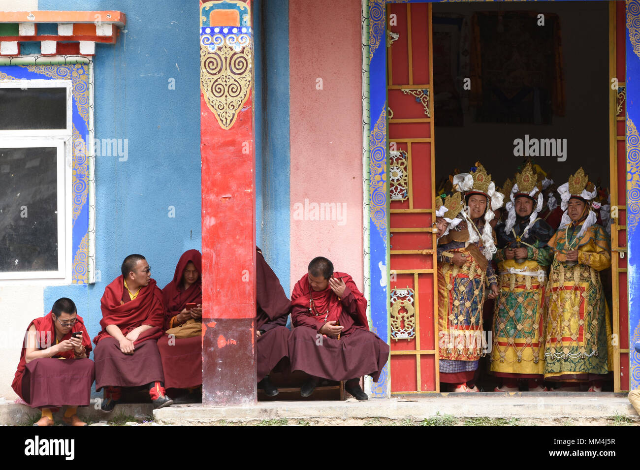 Monaci Tibetani predisposizione alla danza presso la purificazione Jinganqumo festival in Dege, Sichuan, in Cina Foto Stock