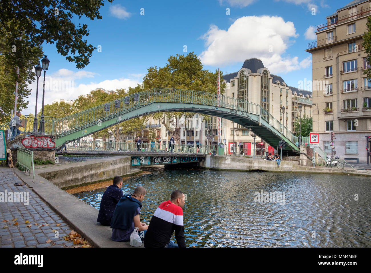 Canal Saint-Martin, a 4.6 km lungo Canal a Parigi, collegando il Canal de l'Ourcq al fiume Senna, Parigi, Francia Foto Stock