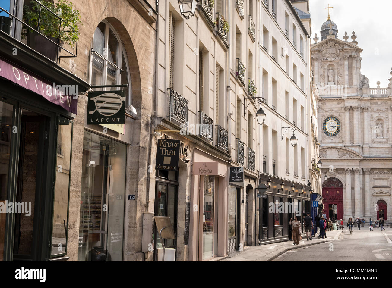 Marais Street con chiesa e negozi, Parigi, Francia, Foto Stock