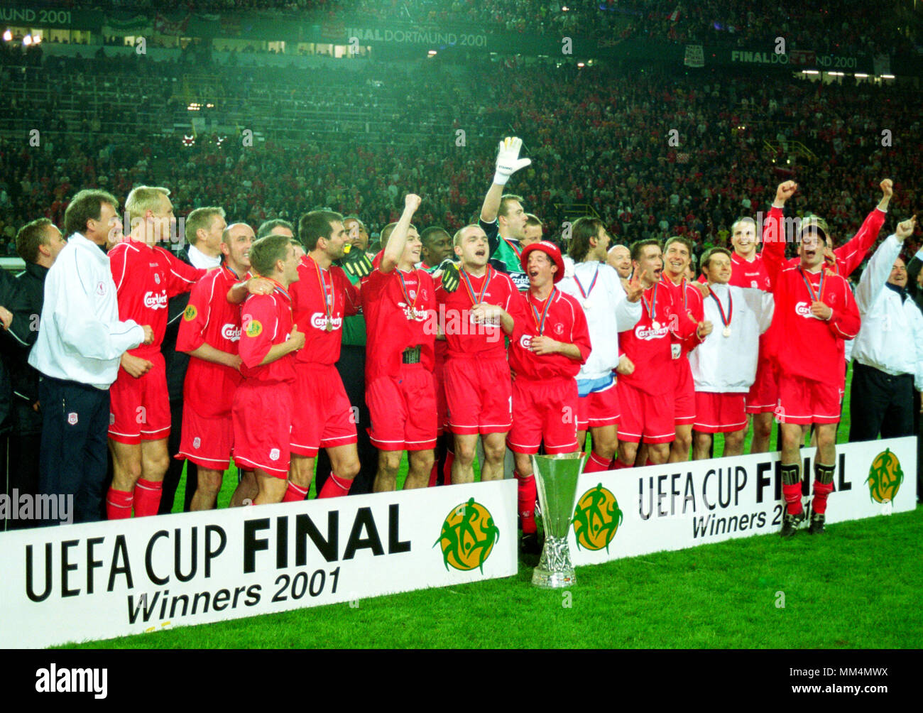 Calcio: Westfalenstadion Dortmund Germania 16.5.2001, Coppa UEFA Stagione 2000/2001 finale di Liverpool FC vs Deportivo Alaves 5:4 Dopo il golden gol del tempo extra --- team Liverpool celebra Foto Stock