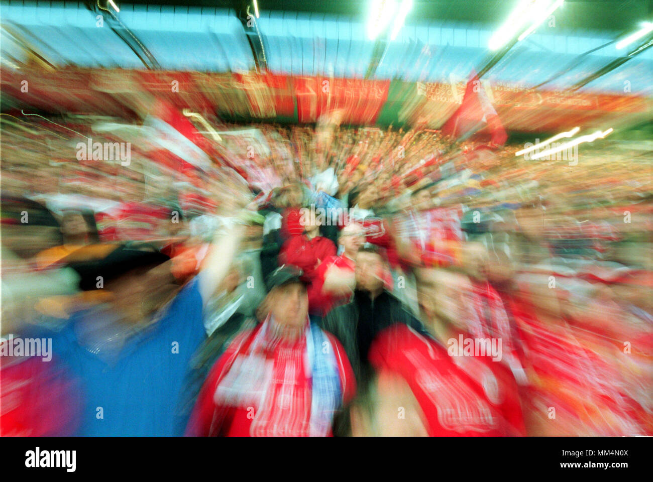 Calcio: Westfalenstadion Dortmund Germania 16.5.2001, Coppa UEFA Stagione 2000/2001 finale di Liverpool FC vs Deportivo Alaves 5:4 Dopo il golden gol del tempo extra --- Liverpool sostenitori Foto Stock