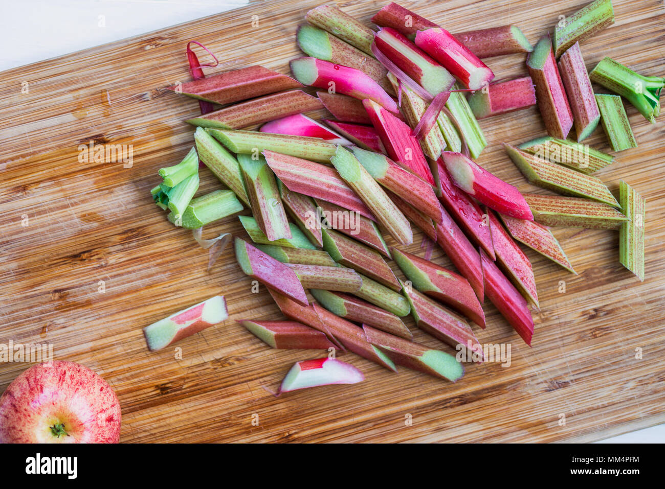 Ingredienti per in casa di rabarbaro e apple crumble sul tagliere Foto Stock