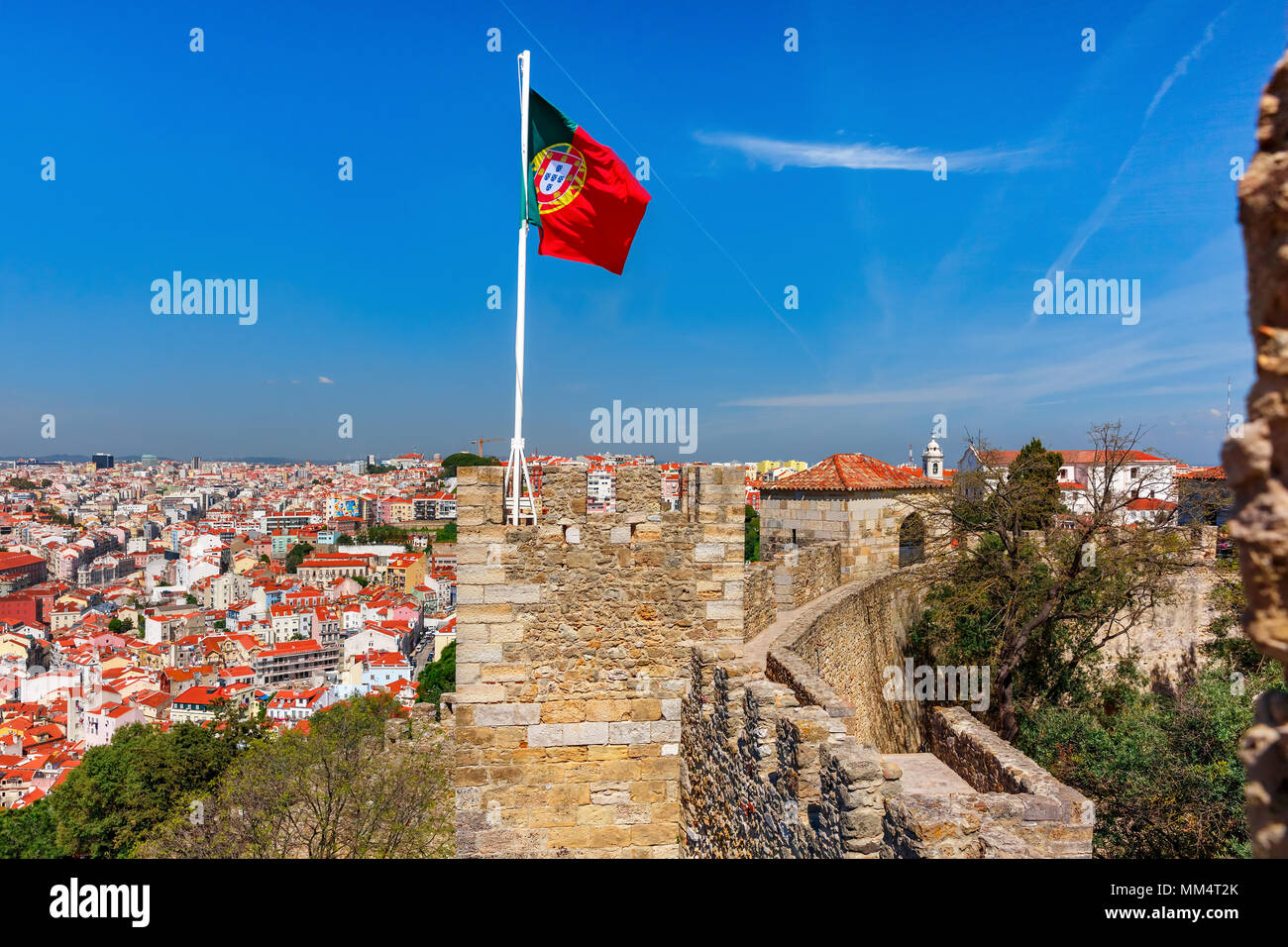 Bandiera portoghese sul muro di fortificazione, Lisbona, Portogallo Foto Stock