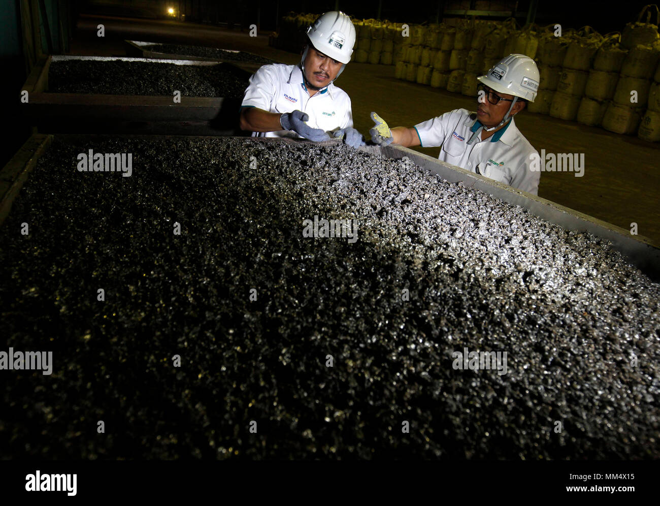 Pomalaa, Indonesia. 08 Maggio, 2018. Vice Direttore Generale (SVP) a sud-est di Sulawesi Nickel Mining Business Unit, Nilo Rahmat ( a sinistra) è accompagnato VP, capitale umano & CSR, Kamsi ispezione ferronickel ore al PT Aneka Tambang (ANTAM) impianto in Pomalaa, a sud-est di Sulawesi, Indonesia. ANTAM investe questo progetto proiettato 3, 5 trilioni di IDR. Credito: Dadang tri/Pacific Press/Alamy Live News Foto Stock