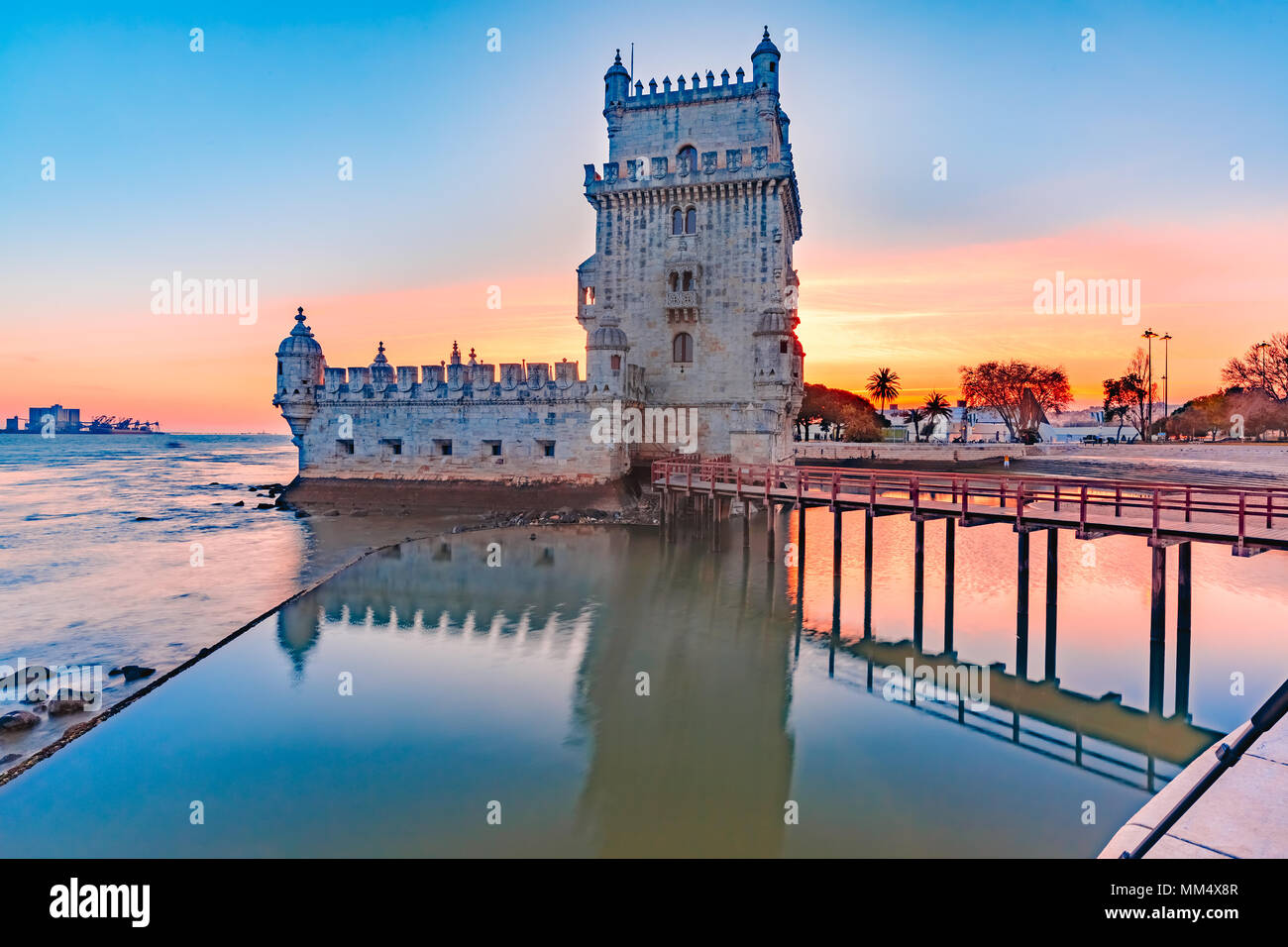 La Torre di Belem a Lisbona al tramonto, Portogallo Foto Stock