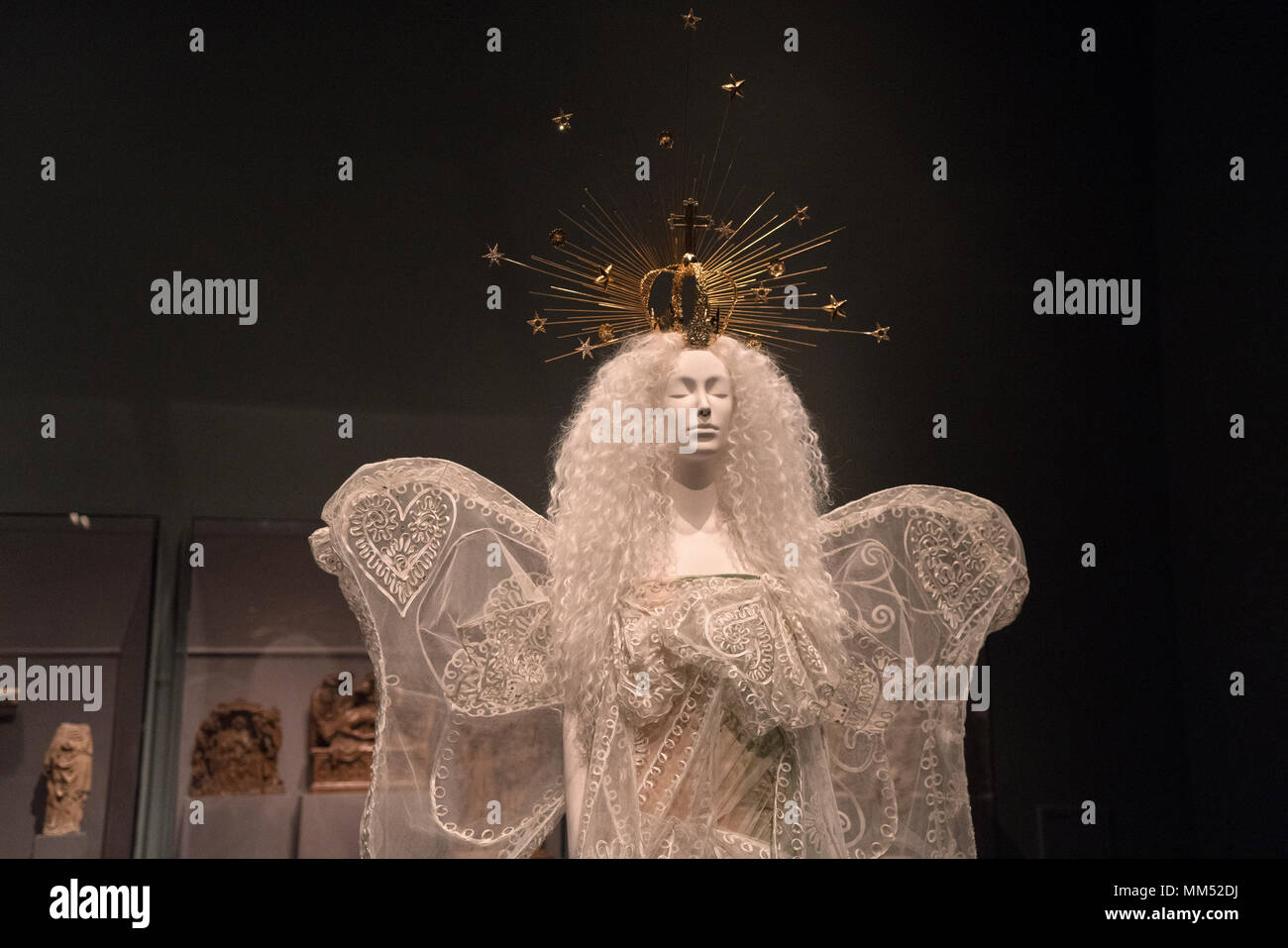 Un abito da sposa da John Galliano della casa di Dior nel "corpi celesti: moda e l'Immaginazione Cattolica" al Metropolitan Museum of Art. Foto Stock