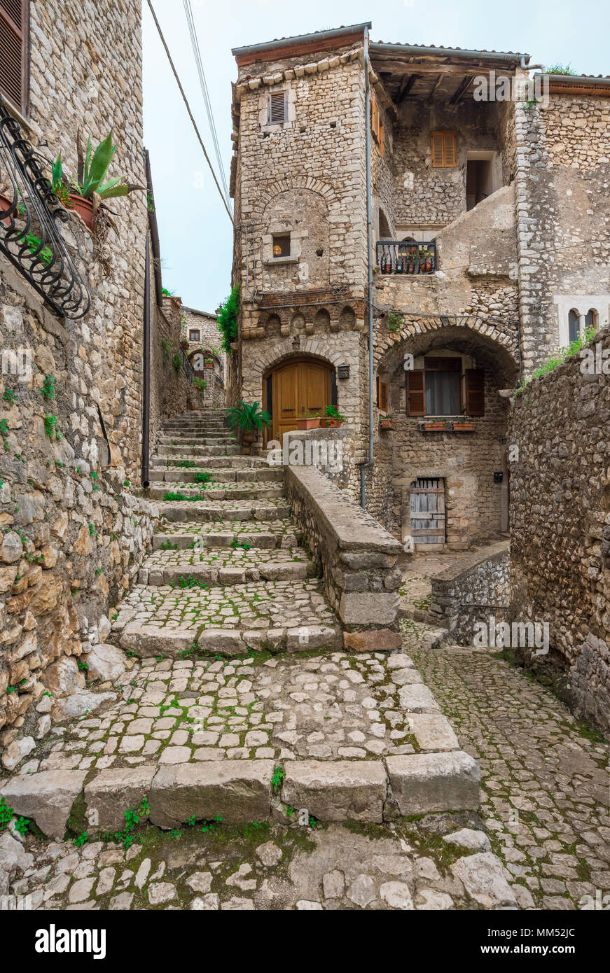 Sermoneta, Italia - un piccolo e bellissimo colle medievale cittadina in provincia di Latina, Regione Lazio, tutta in pietra con il famoso Castello Caetani Foto Stock