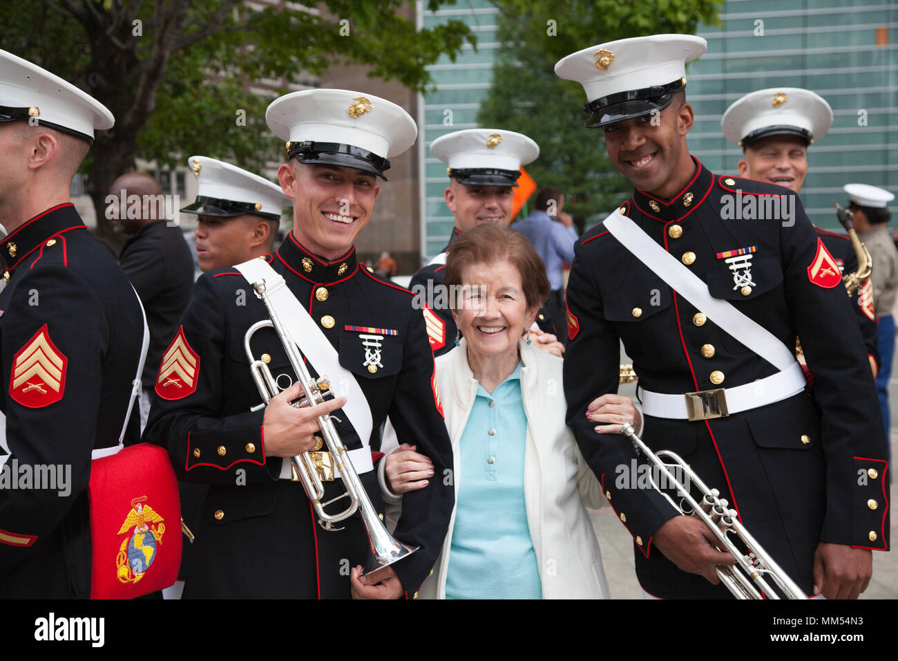 Sgt. William Hershey e Lance Cpl. Donovan Thomas dalla banda di Marino San Diego posano con Hershey della nonna prima che le loro prestazioni a Campo Marzio Park, durante la settimana di Marino Detroit cerimonia di apertura, Sett. 6, 2017. Settimana marino Detroit è la possibilità di connettersi con la gente della zona di Detroit, e li ringrazio per il loro supporto. (U.S. Marine Corps photo by Lance Cpl. Samantha Bray) Foto Stock