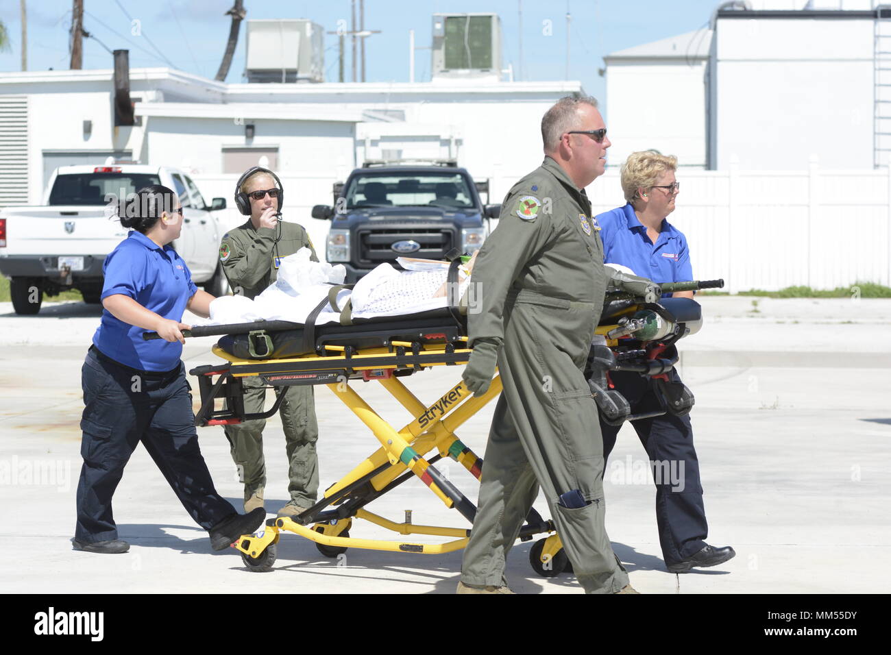 Lt. Col. Charles Scronce e il tenente Col. Lisa Reeves del 156Medicina Aeronautica squadrone di evacuazione aiutare il trasporto di un paziente dalle chiavi inferiore Medical Center in Florida per un North Carolina Air National Guard C-130 Hercules per evacuazione prima dell'arrivo dell'Uragano Irma, mentre al Key West Naval Air Station, Key West Florida, Sett. 6, 2017. Uragano Irma è una categoria cinque tempesta che è atteso a causare danni irreparabili alle regioni rende approdo. La 156Medicina Aeronautica squadrone di evacuazione del North Carolina Air National Guard fornisce cure mediche per i feriti individui wh Foto Stock