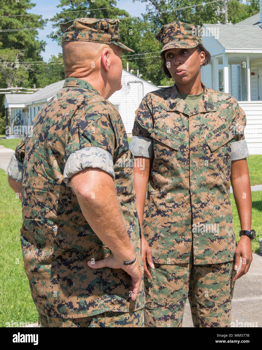 Il comandante del Marine Corps gen. Robert B. Neller, sinistra, parla con Sgt. Il Mag. Robin C. Fortner a Camp Gilbert H. Johnson, Jacksonville, N.C., Sett. 7, 2017. Neller visitato Camp Johnson al banco servizi e soddisfare con Marines. (U.S. Marine Corps foto di Cpl. Samantha K. Braun) Foto Stock