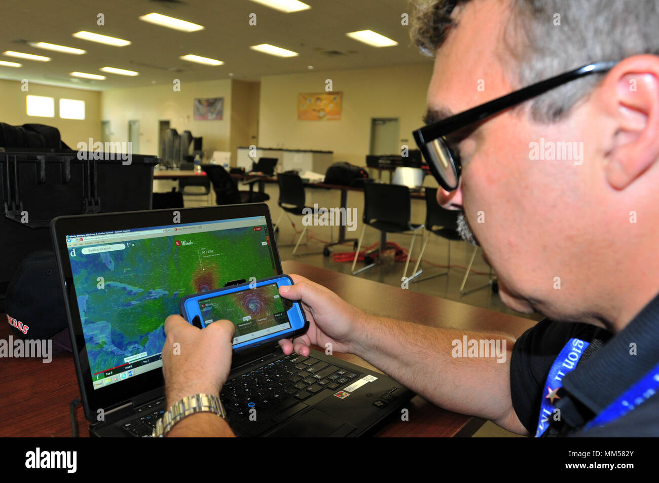 Kirk Henderson, Service Branch director per Incident Management Team di Assistenza, Federal Emergency Management Agency Regione II, visualizzare una rappresentazione di uragano Irma la traiettoria proiettata, la forza e l'area superficiale dell'windy.com app meteo, Sett. 5. Il personale da FEMA, arrivati al territorio durante il weekend per impostare le operazioni di supporto per sostenere VING e altre agenzie territoriali prima, durante e dopo la tempesta. Foto Stock