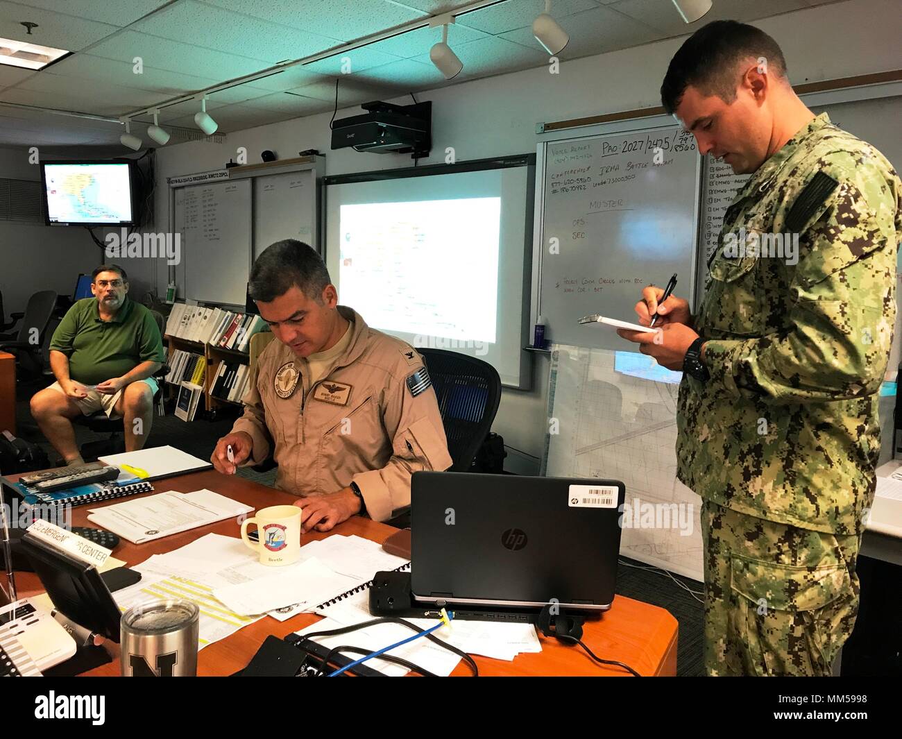 170907-N-QE668-003 Key West, Fla. (sett. 7, 2017) Naval Air Station Key West Comandante Capt. Bobby Baker è informato agendo Emergency Manager capo di aviazione di Boatswain Mate (Gestore) Cory Schwisow, da Creta, Nebraska, precedendo di uragano Irma. Non attiva essenziale dovere militare, DOD i civili e le loro famiglie hanno evacuato la base. Uragano Irma è una categoria 5 uragano con venti sostenuti di più di 180 km/h e si muove da ovest-nord-ovest a 17 km/h. La tempesta è prevede che l'impatto del sud-est degli Stati Uniti. (U.S. Navy foto di Trice Denny/rilasciato) Foto Stock