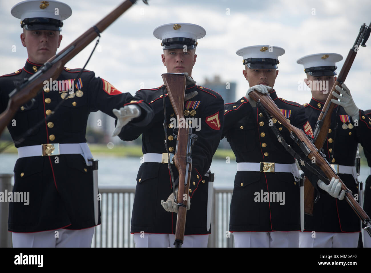 Gli Stati Uniti Marine Corps Silent Drill Platoon eseguire vari movimenti del fucile durante la settimana Marino Detroit, Sett. 8, 2017. Settimana marino Detroit è la possibilità di connettersi con la gente della zona di Detroit, e li ringrazio per il loro supporto. (U.S. Marine Corps photo by Lance Cpl. Danny Gonzalez) Foto Stock