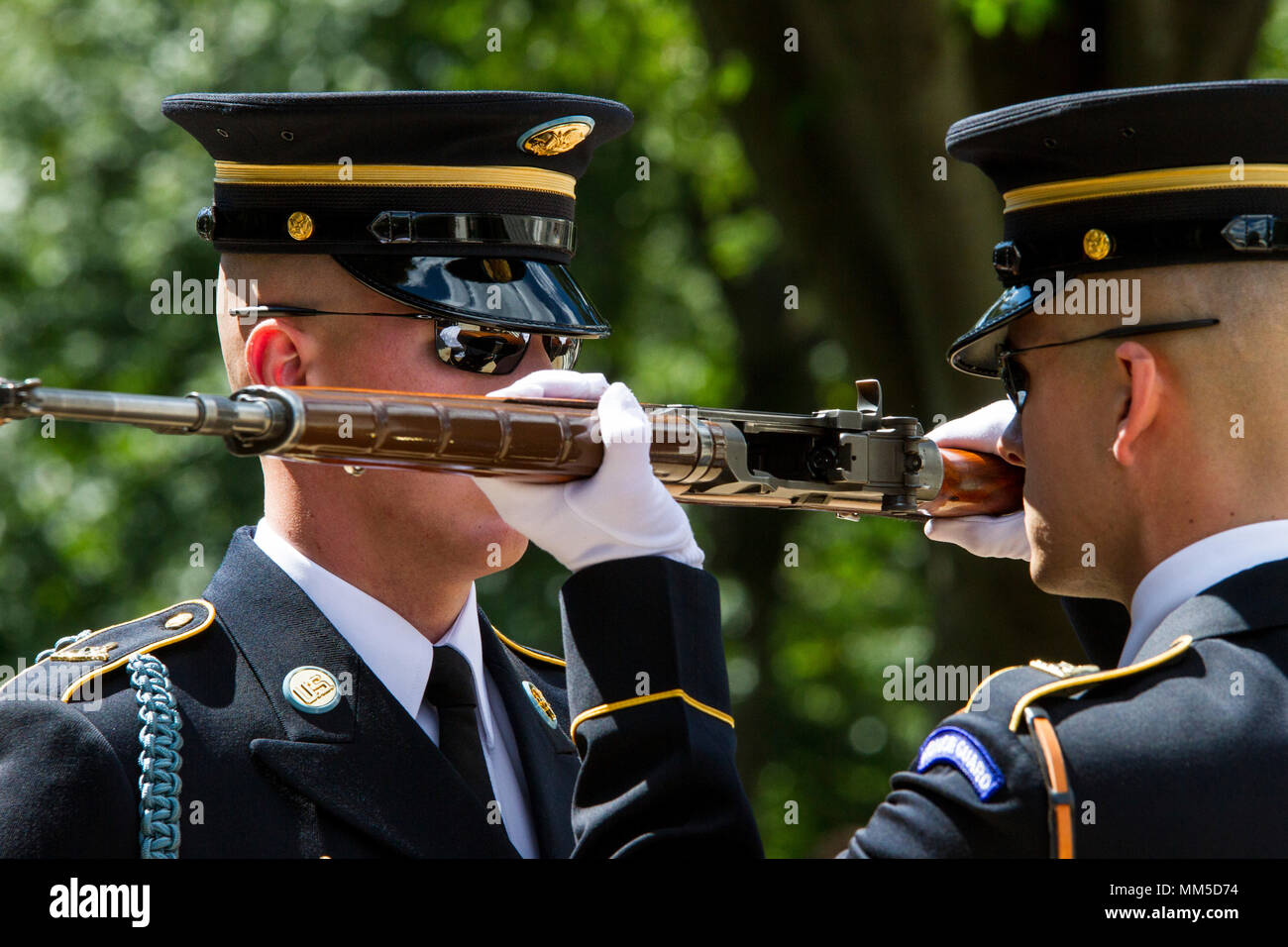 Un rilievo comandante conduce un controllo di sentinella il fucile durante il cambio della guardia presso la tomba del Milite Ignoto presso il Cimitero Nazionale di Arlington in Arlington, Virginia, Sett. 7, 2017. Noncommissioned ufficiali con il duecentesimo della Polizia Militare comando, fuori di Fort Meade, Maryland, ha visitato il cimitero nazionale come parte della loro NCO mensile programma di formazione per lo sviluppo professionale. La visita ha incluso un tour guidato del terreno con un Al Cimitero Nazionale di Arlington storico, che ha mostrato i soldati come utilizzare l'ANC mobile app per individuare una specifica le tombe e le biografie degli individui sepolti a un Foto Stock