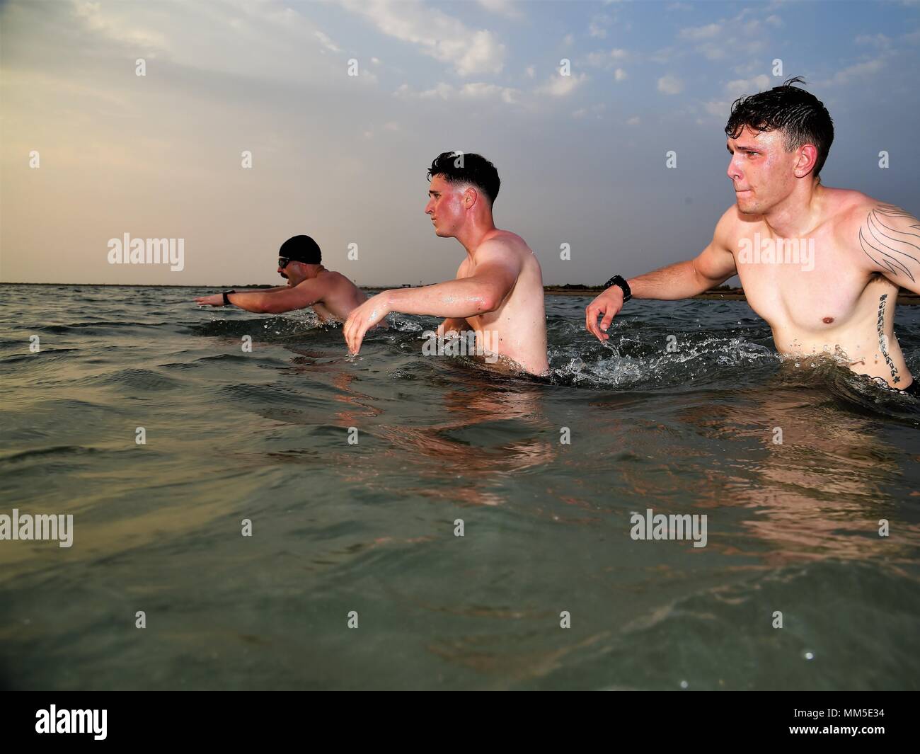 I membri del servizio della Combined Joint Task Force - Corno d Africa e Camp Lemonnier partecipare al nuotare porzione del guerriero comune la concorrenza, Gibuti, Sett. 9, 2017. La nuotata si è verificato dopo il 7-km ruck marzo evento ed è stata seguita da una corsa, pullups, pushups, squat, sit ups, munizioni-può trasportare e alta crawl prima della volata al traguardo. La manifestazione è stata un opportunità per i partecipanti di apprezzare il giunto della forza militare, presentare il lavoro di squadra e ricordati di 9/11. (U.S. Air National Guard foto di Tech. Sgt. Andria Allmond) Foto Stock