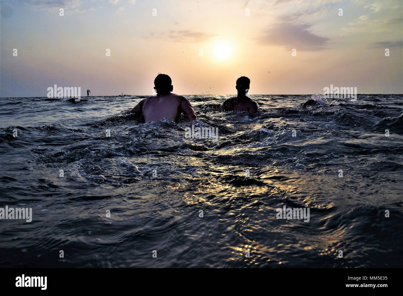 I membri del servizio della Combined Joint Task Force - Corno d Africa e Camp Lemonnier partecipare al nuotare porzione del guerriero comune la concorrenza, Gibuti, Sett. 9, 2017. La nuotata si è verificato dopo il 7-km ruck marzo evento ed è stata seguita da una corsa di pull-up, pushups, squat, sit ups, munizioni-può trasportare e alta crawl prima della volata al traguardo. La manifestazione è stata un opportunità per i partecipanti di apprezzare il giunto della forza militare, presentare il lavoro di squadra e ricordati di 9/11. (U.S. Air National Guard foto di Tech. Sgt. Andria Allmond) Foto Stock