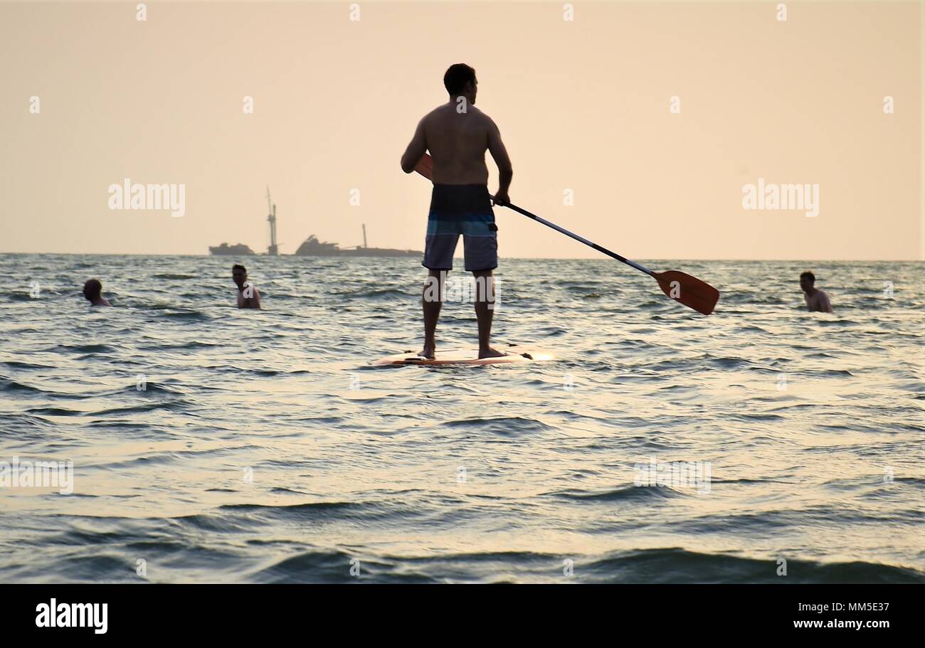 Negli Stati Uniti i membri del servizio assegnato a Combined Joint Task Force - Corno d Africa e Camp Lemonnier partecipare al nuotare porzione del guerriero comune la concorrenza, Gibuti, Sett. 9, 2017. La nuotata si è verificato dopo il 7-km ruck marzo evento ed è stata seguita da una corsa di pull-up, pushups, squat, sit ups, munizioni-può trasportare e alta crawl prima della volata al traguardo. La manifestazione è stata un opportunità per i partecipanti di apprezzare il giunto della forza militare, presentare il lavoro di squadra e ricordati di 9/11. (U.S. Air National Guard foto di Tech. Sgt. Andria Allmond) Foto Stock