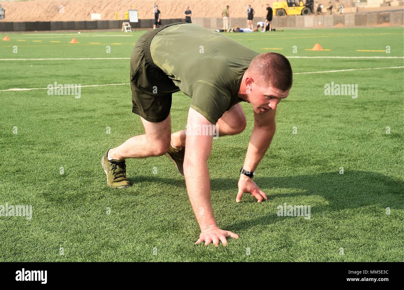 Un organo di servizio della Combined Joint Task Force - Corno d Africa partecipa alla elevata porzione di crawl del guerriero comune la concorrenza, Camp Lemonnier, Gibuti, Sett. 9, 2017. In precedenza, i concorrenti subito a 7 km, 600 metri di nuotare, 7-km ruck marzo, pull-up, sit ups, aria squat e mano-release push-up. (U.S. Air National Guard foto di Tech. Sgt. Andria Allmond) Foto Stock