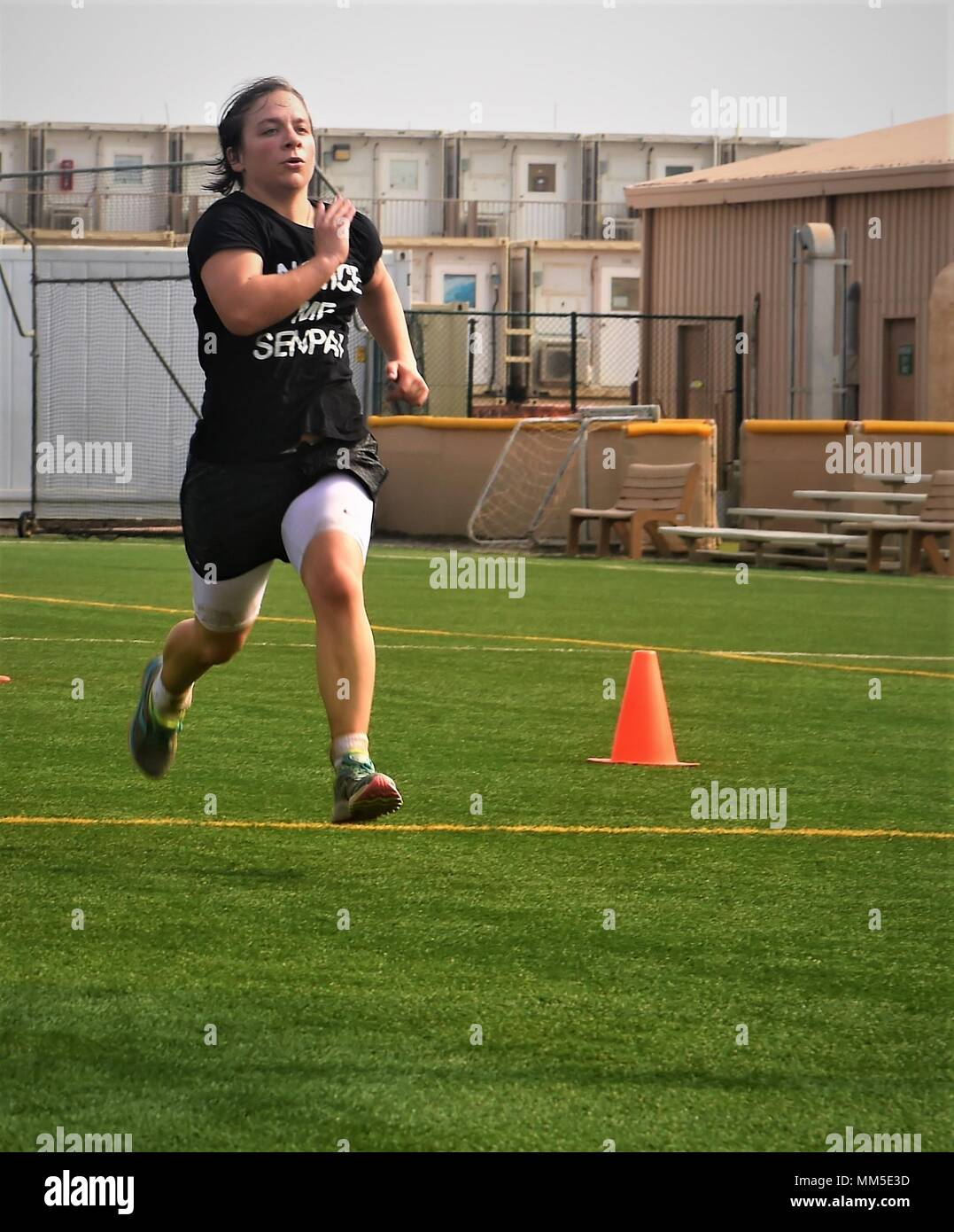 Un organo di servizio della Combined Joint Task Force - Corno d Africa sprint alla finitura del giunto Warrior Concorrenza, Camp Lemonnier, Gibuti, Sett. 9, 2017. In precedenza, i concorrenti subito a 7 km, 600 metri di nuotare, 7-km ruck marzo, pull-up, sit ups, aria squat, mano-release push-up e crawl alta. La manifestazione è stata un opportunità per i partecipanti di apprezzare il giunto della forza militare, presentare il lavoro di squadra e ricordati di 9/11. (U.S. Air National Guard foto di Tech. Sgt. Andria Allmond) Foto Stock
