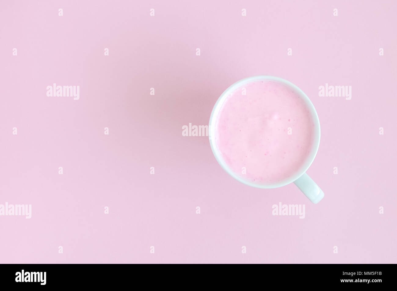 Piatto di laici smoothie contro di rosa pastello minima di sfondo concetto creativo. Foto Stock