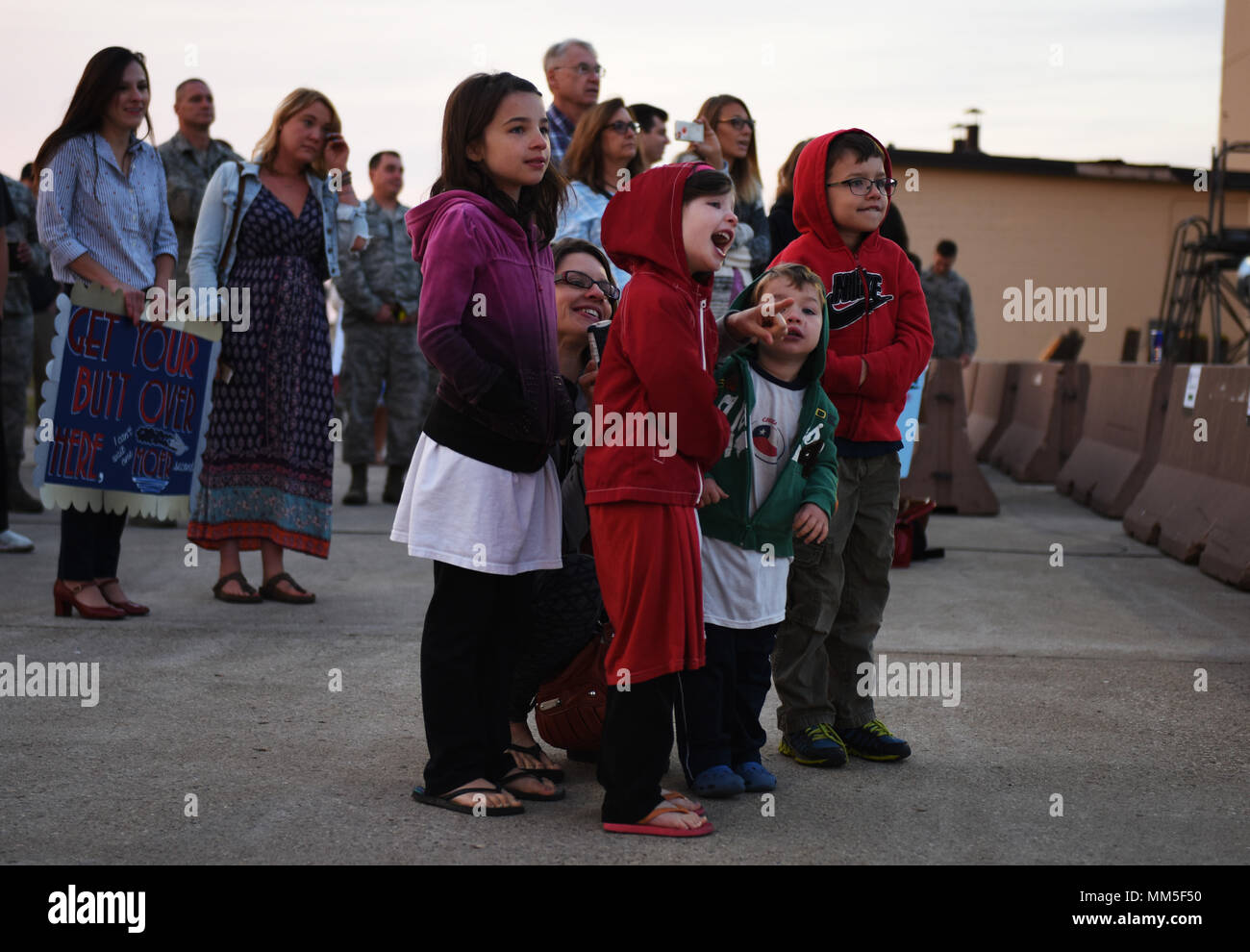 Avieri dal ventitreesimo bomba Expeditionary Squadron ritorno a casa di Minot Air Force Base, N.D., Sett. 11, 2017. Dopo aver fornito a combattere airpower a sostegno di funzionamento inerenti risolvere la restituzione aviatori sono stati accolti dai loro amici e familiari e compagni di reclute. (U.S. Air Force foto di Tech. Sgt. Jarad A. Denton) Foto Stock