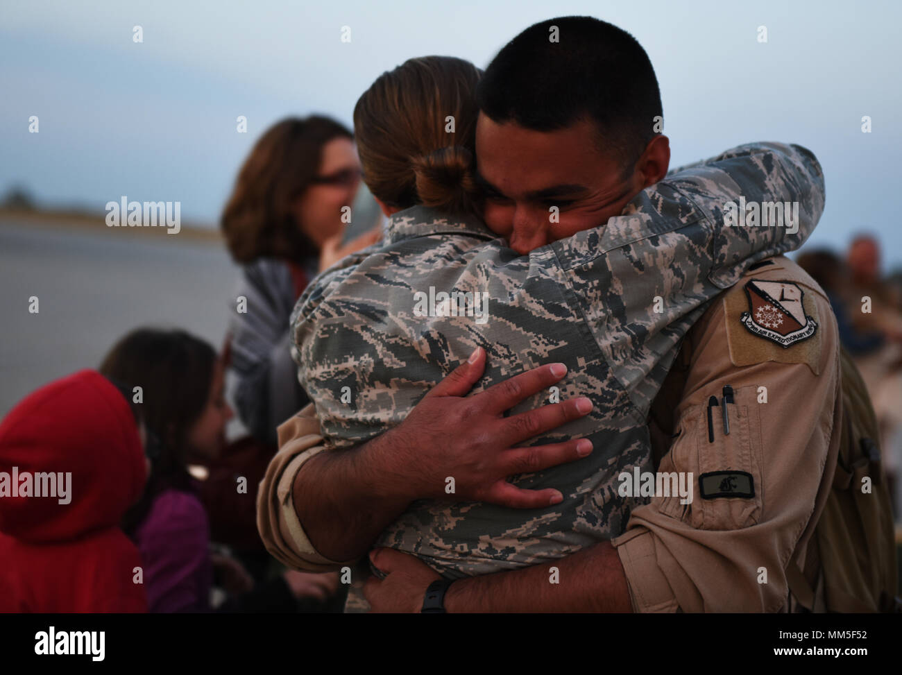 Avieri dal ventitreesimo bomba Expeditionary Squadron ritorno a casa di Minot Air Force Base, N.D., Sett. 11, 2017. Dopo aver fornito a combattere airpower a sostegno di funzionamento inerenti risolvere la restituzione aviatori sono stati accolti dai loro amici e familiari e compagni di reclute. (U.S. Air Force foto di Tech. Sgt. Jarad A. Denton) Foto Stock