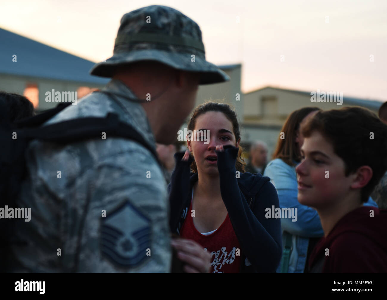 Avieri dal ventitreesimo bomba Expeditionary Squadron ritorno a casa di Minot Air Force Base, N.D., Sett. 11, 2017. Dopo aver fornito a combattere airpower a sostegno di funzionamento inerenti risolvere la restituzione aviatori sono stati accolti dai loro amici e familiari e compagni di reclute. (U.S. Air Force foto di Tech. Sgt. Jarad A. Denton) Foto Stock