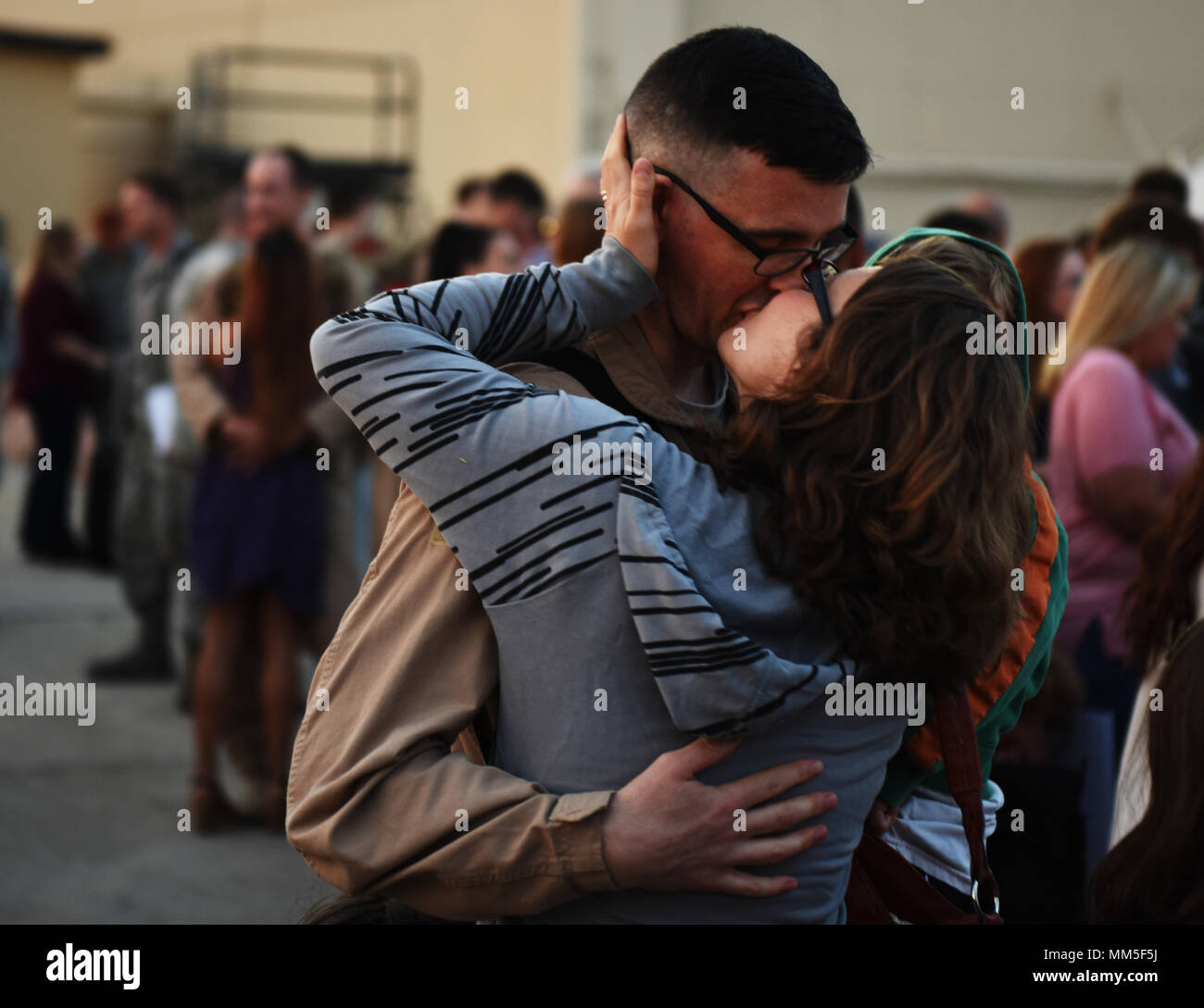 Avieri dal ventitreesimo bomba Expeditionary Squadron ritorno a casa di Minot Air Force Base, N.D., Sett. 11, 2017. Dopo aver fornito a combattere airpower a sostegno di funzionamento inerenti risolvere la restituzione aviatori sono stati accolti dai loro amici e familiari e compagni di reclute. (U.S. Air Force foto di Tech. Sgt. Jarad A. Denton) Foto Stock