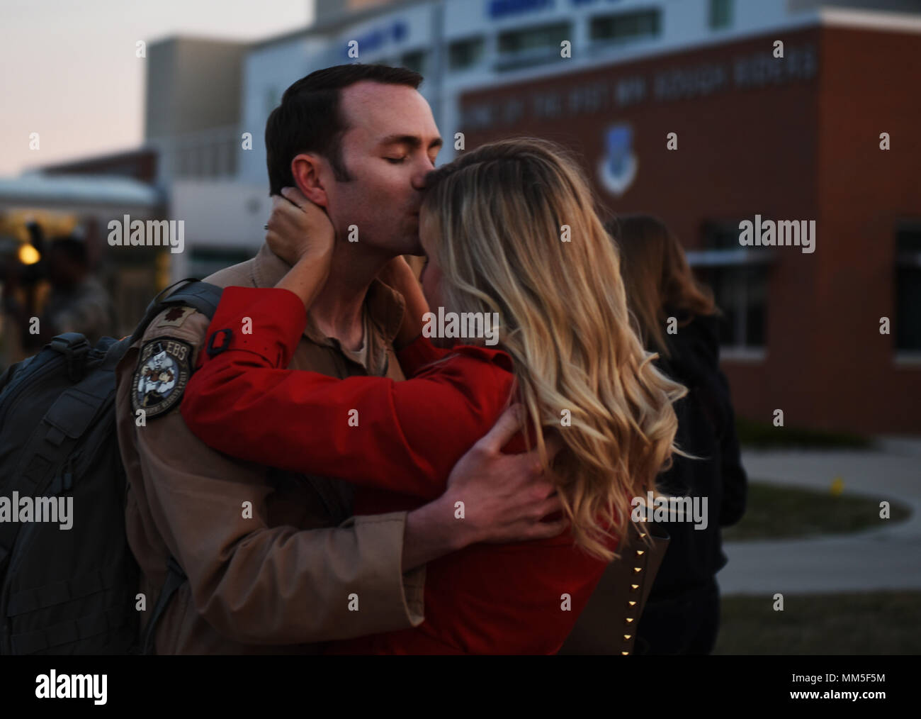 Avieri dal ventitreesimo bomba Expeditionary Squadron ritorno a casa di Minot Air Force Base, N.D., Sett. 11, 2017. Dopo aver fornito a combattere airpower a sostegno di funzionamento inerenti risolvere la restituzione aviatori sono stati accolti dai loro amici e familiari e compagni di reclute. (U.S. Air Force foto di Tech. Sgt. Jarad A. Denton) Foto Stock
