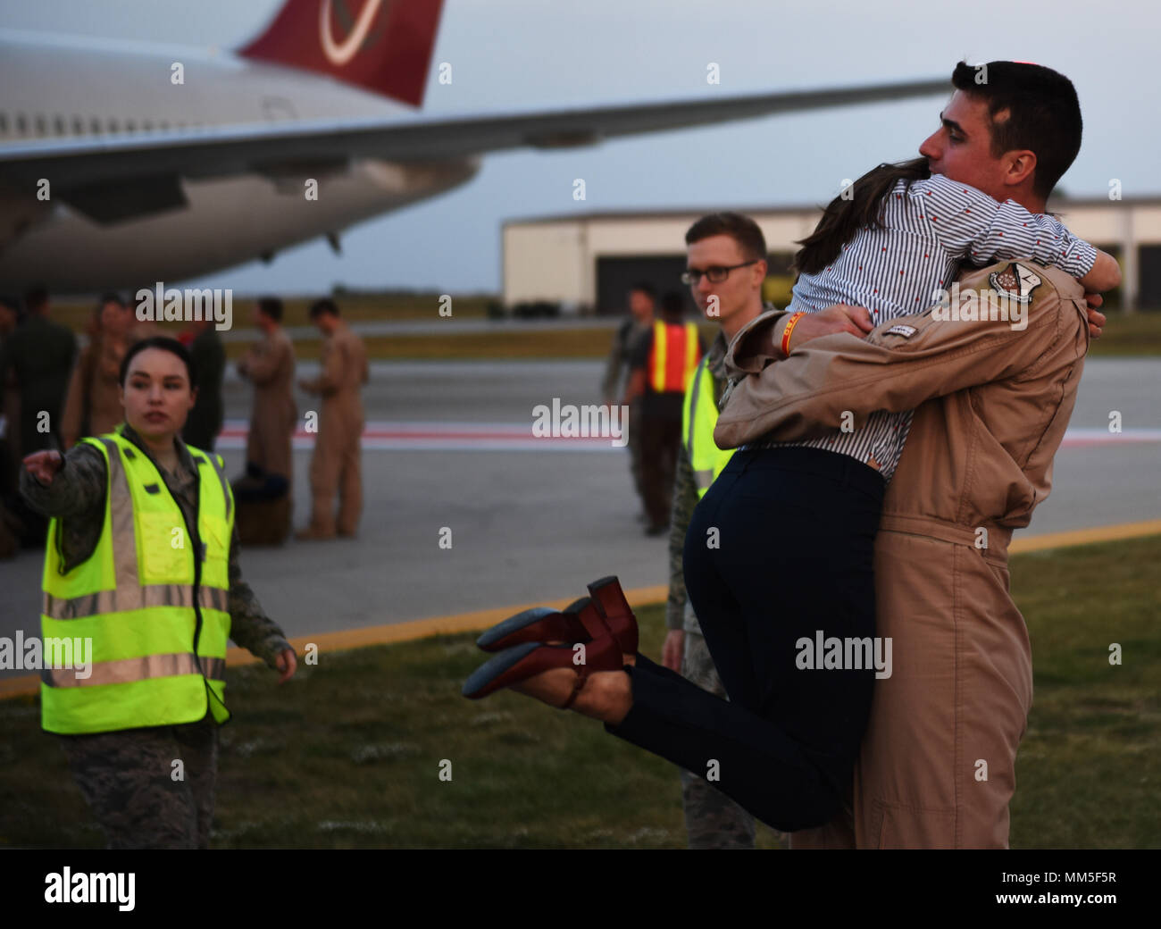 Avieri dal ventitreesimo bomba Expeditionary Squadron ritorno a casa di Minot Air Force Base, N.D., Sett. 11, 2017. Dopo aver fornito a combattere airpower a sostegno di funzionamento inerenti risolvere la restituzione aviatori sono stati accolti dai loro amici e familiari e compagni di reclute. (U.S. Air Force foto di Tech. Sgt. Jarad A. Denton) Foto Stock