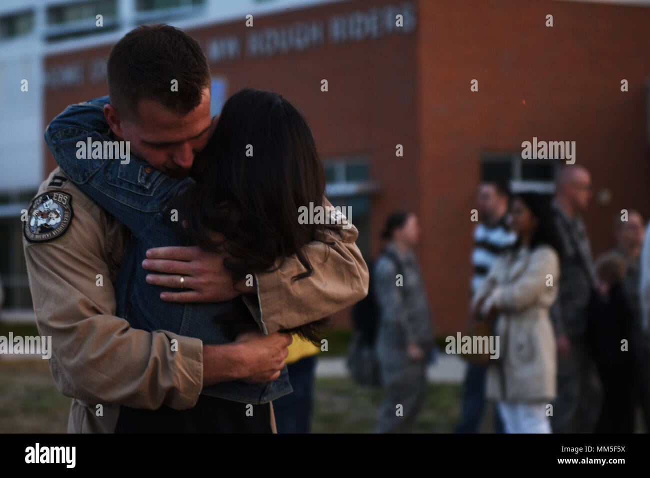 Avieri dal ventitreesimo bomba Expeditionary Squadron ritorno a casa di Minot Air Force Base, N.D., Sett. 11, 2017. Dopo aver fornito a combattere airpower a sostegno di funzionamento inerenti risolvere la restituzione aviatori sono stati accolti dai loro amici e familiari e compagni di reclute. (U.S. Air Force foto di Tech. Sgt. Jarad A. Denton) Foto Stock