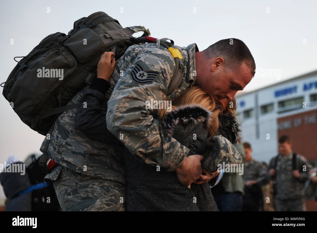 Avieri dal ventitreesimo bomba Expeditionary Squadron ritorno a casa di Minot Air Force Base, N.D., Sett. 11, 2017. Dopo aver fornito a combattere airpower a sostegno di funzionamento inerenti risolvere la restituzione aviatori sono stati accolti dai loro amici e familiari e compagni di reclute. (U.S. Air Force foto di Tech. Sgt. Jarad A. Denton) Foto Stock