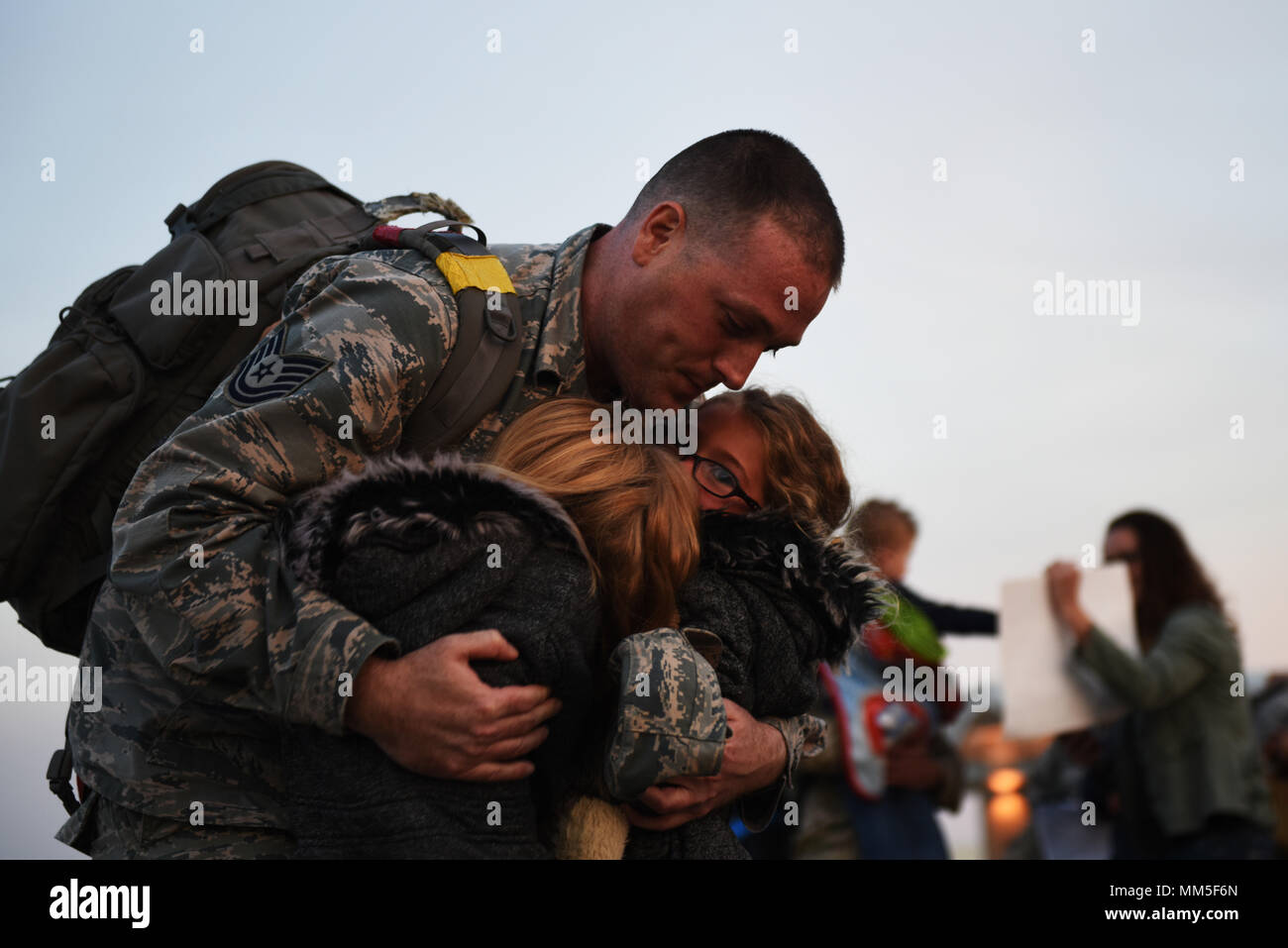 Avieri dal ventitreesimo bomba Expeditionary Squadron ritorno a casa di Minot Air Force Base, N.D., Sett. 11, 2017. Dopo aver fornito a combattere airpower a sostegno di funzionamento inerenti risolvere la restituzione aviatori sono stati accolti dai loro amici e familiari e compagni di reclute. (U.S. Air Force foto di Tech. Sgt. Jarad A. Denton) Foto Stock