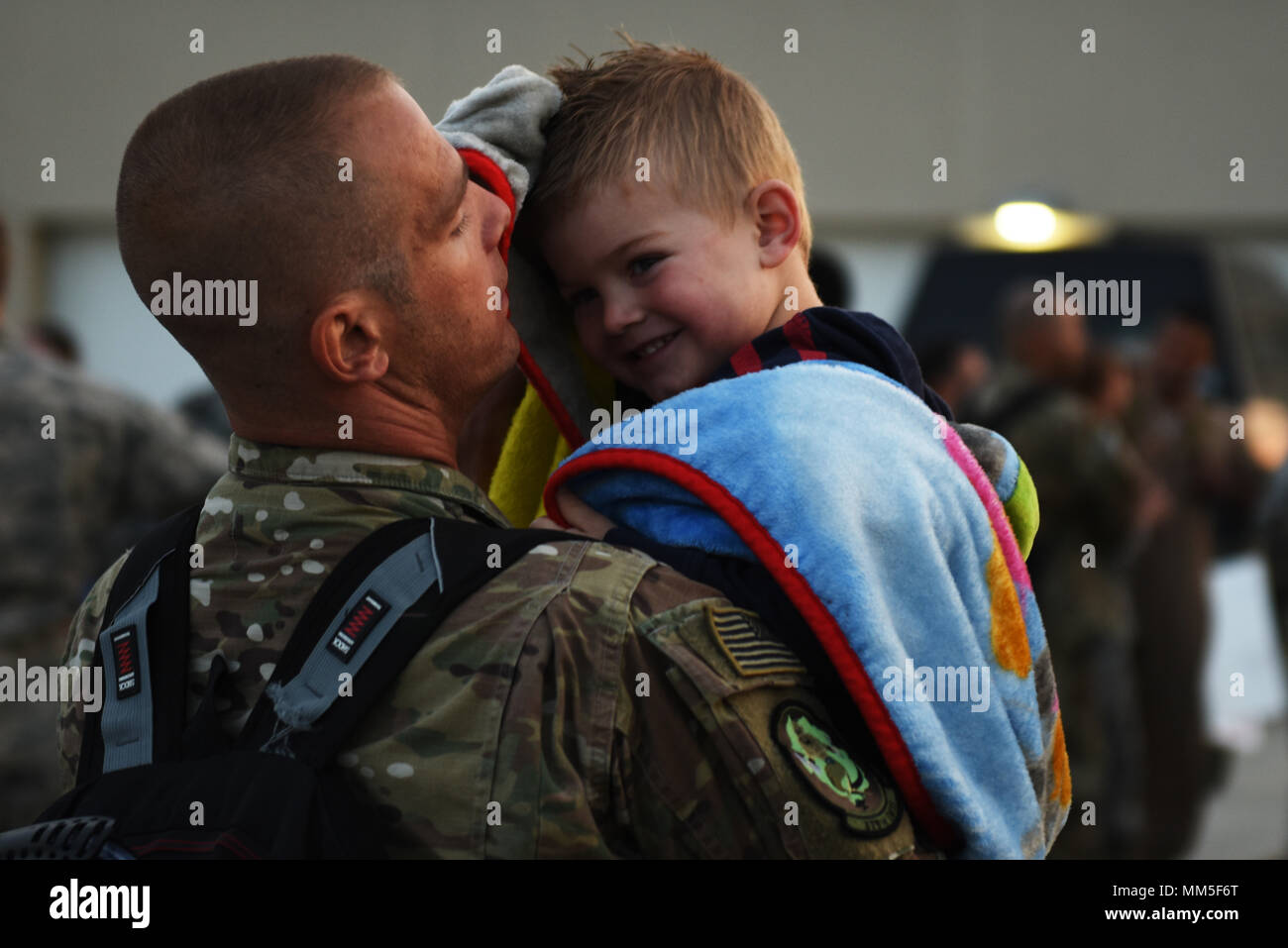 Avieri dal ventitreesimo bomba Expeditionary Squadron ritorno a casa di Minot Air Force Base, N.D., Sett. 11, 2017. Dopo aver fornito a combattere airpower a sostegno di funzionamento inerenti risolvere la restituzione aviatori sono stati accolti dai loro amici e familiari e compagni di reclute. (U.S. Air Force foto di Tech. Sgt. Jarad A. Denton) Foto Stock