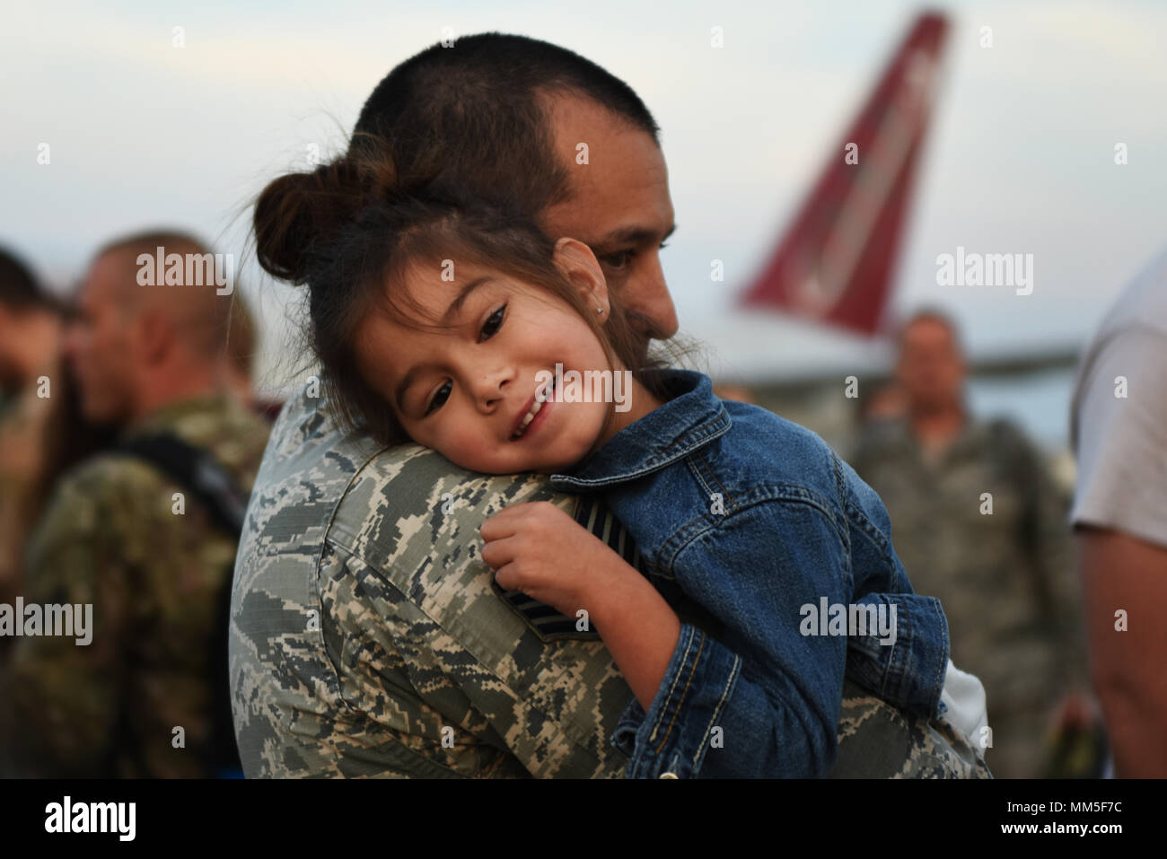 Avieri dal ventitreesimo bomba Expeditionary Squadron ritorno a casa di Minot Air Force Base, N.D., Sett. 11, 2017. Dopo aver fornito a combattere airpower a sostegno di funzionamento inerenti risolvere la restituzione aviatori sono stati accolti dai loro amici e familiari e compagni di reclute. (U.S. Air Force foto di Tech. Sgt. Jarad A. Denton) Foto Stock