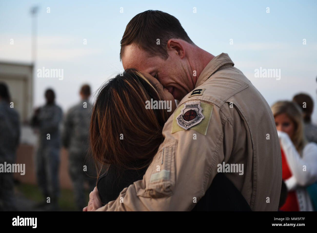 Avieri dal ventitreesimo bomba Expeditionary Squadron ritorno a casa di Minot Air Force Base, N.D., Sett. 11, 2017. Dopo aver fornito a combattere airpower a sostegno di funzionamento inerenti risolvere la restituzione aviatori sono stati accolti dai loro amici e familiari e compagni di reclute. (U.S. Air Force foto di Tech. Sgt. Jarad A. Denton) Foto Stock