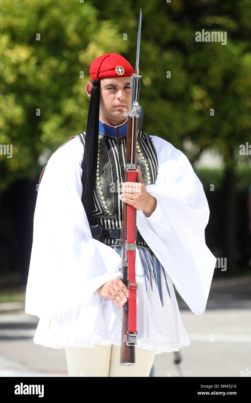 Un soldato in abito cerimoniale sta di guardia come il Principe di Galles e la duchessa di Cornovaglia visita la tomba del Milite Ignoto a Atene, Grecia, come parte della loro visita al paese. Foto Stock